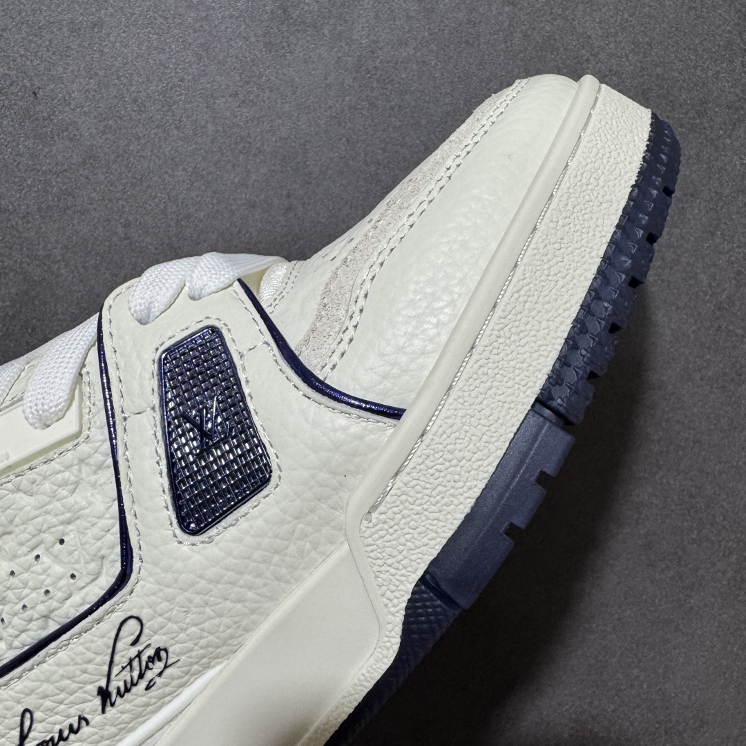 图片[5]-【性价比礼盒版】Louis Vuitton LV Trainer系列高奢运动鞋潮人必备单品 同步ZP官网空胶工艺 挂饰均镶嵌NFC芯片感应装置 正确胶片断点式设计 中底正确还原原版油印字母比例 1：1原楦格板、楦头、刀磨全新升级！ 独家订制顶级压纹麂皮 原版开模TPU大底 质感原版一致 垫脚聚米微料加透气英伦网布 细节完美呈现！ 尺码：35-47-选品中心