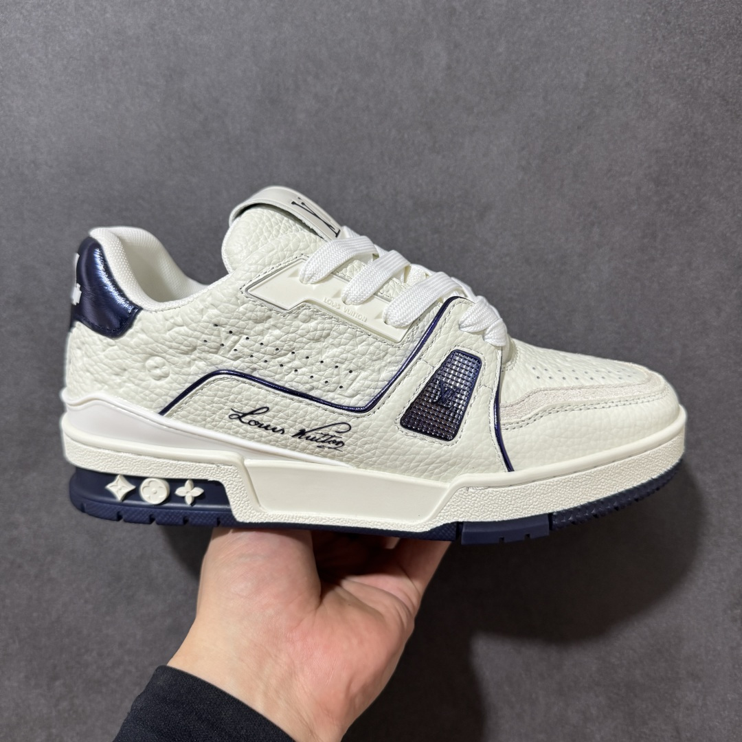【性价比礼盒版】Louis Vuitton LV Trainer系列高奢运动鞋潮人必备单品 同步ZP官网空胶工艺 挂饰均镶嵌NFC芯片感应装置 正确胶片断点式设计 中底正确还原原版油印字母比例 1：1原楦格板、楦头、刀磨全新升级！ 独家订制顶级压纹麂皮 原版开模TPU大底 质感原版一致 垫脚聚米微料加透气英伦网布 细节完美呈现！ 尺码：35-47-选品中心