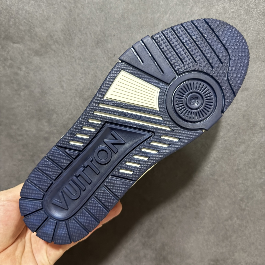 图片[9]-【性价比礼盒版】Louis Vuitton LV Trainer系列高奢运动鞋潮人必备单品 同步ZP官网空胶工艺 挂饰均镶嵌NFC芯片感应装置 正确胶片断点式设计 中底正确还原原版油印字母比例 1：1原楦格板、楦头、刀磨全新升级！ 独家订制顶级压纹麂皮 原版开模TPU大底 质感原版一致 垫脚聚米微料加透气英伦网布 细节完美呈现！ 尺码：35-47-选品中心