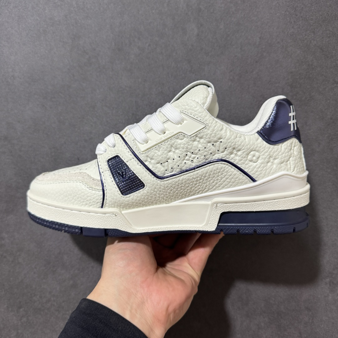 图片[2]-【性价比礼盒版】Louis Vuitton LV Trainer系列高奢运动鞋潮人必备单品 同步ZP官网空胶工艺 挂饰均镶嵌NFC芯片感应装置 正确胶片断点式设计 中底正确还原原版油印字母比例 1：1原楦格板、楦头、刀磨全新升级！ 独家订制顶级压纹麂皮 原版开模TPU大底 质感原版一致 垫脚聚米微料加透气英伦网布 细节完美呈现！ 尺码：35-47-选品中心