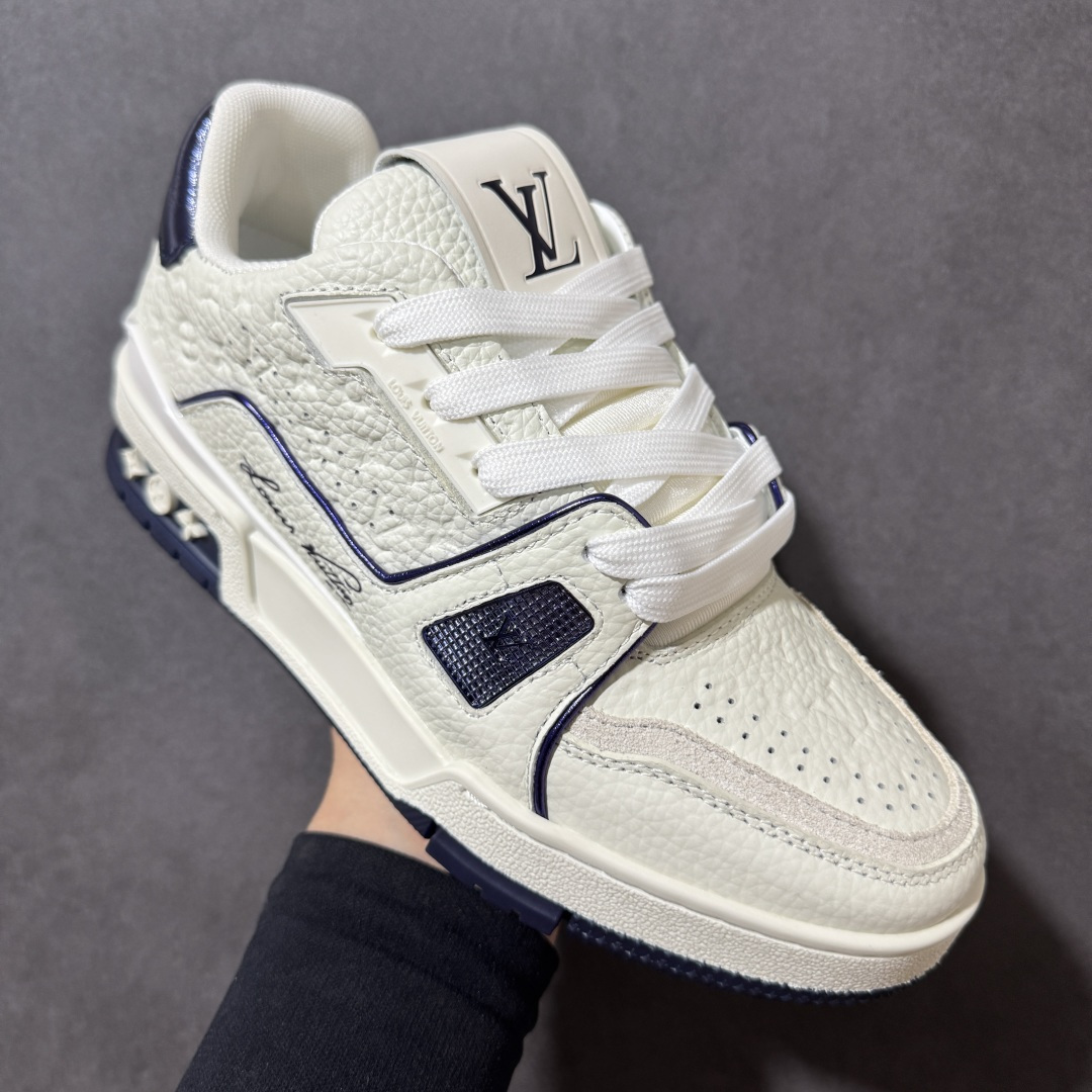 图片[3]-【性价比礼盒版】Louis Vuitton LV Trainer系列高奢运动鞋潮人必备单品 同步ZP官网空胶工艺 挂饰均镶嵌NFC芯片感应装置 正确胶片断点式设计 中底正确还原原版油印字母比例 1：1原楦格板、楦头、刀磨全新升级！ 独家订制顶级压纹麂皮 原版开模TPU大底 质感原版一致 垫脚聚米微料加透气英伦网布 细节完美呈现！ 尺码：35-47-选品中心