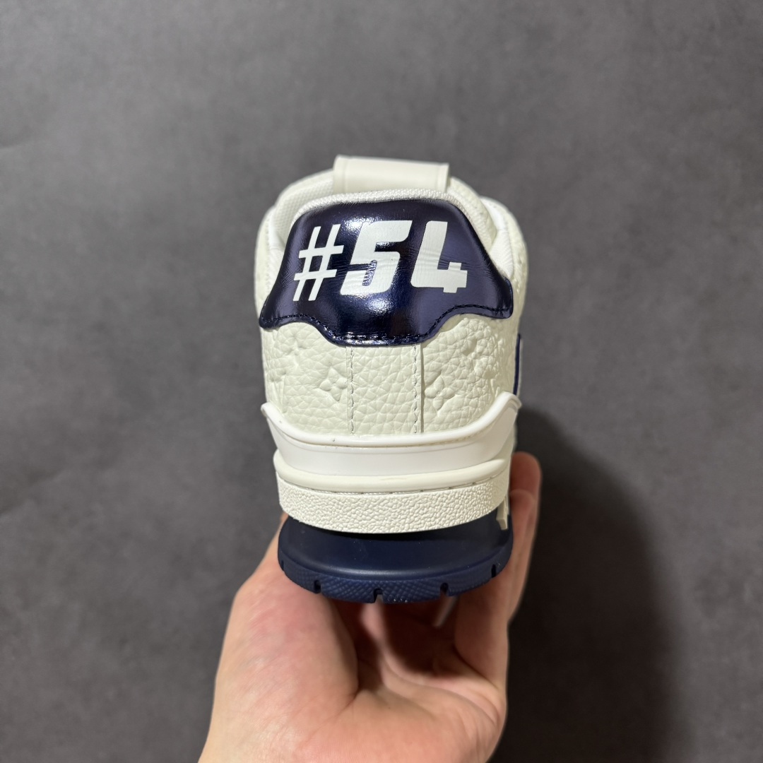 图片[4]-【性价比礼盒版】Louis Vuitton LV Trainer系列高奢运动鞋潮人必备单品 同步ZP官网空胶工艺 挂饰均镶嵌NFC芯片感应装置 正确胶片断点式设计 中底正确还原原版油印字母比例 1：1原楦格板、楦头、刀磨全新升级！ 独家订制顶级压纹麂皮 原版开模TPU大底 质感原版一致 垫脚聚米微料加透气英伦网布 细节完美呈现！ 尺码：35-47-选品中心