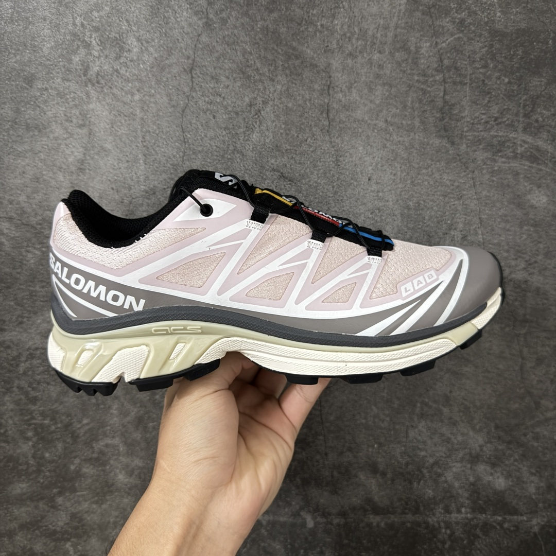【巅峰升级版】 Salomon XT-6 Goodbai 新配色灰蓝 491546 萨洛蒙复古潮流户外机能登山跑鞋 纯原外贸平台特供订单 耗时半年巨作 全套原纸板楦头开发 原厂特供网布配套加持 确保原汁原味 完美呈现版型 原档数据独家私模五层组合大底 原装Ortholite轻量化鞋垫 中底布带钢印编号 原厂TPU锁扣 进口港宝加持 后跟自然饱满 还原公司包裹性 鞋面以“锯齿”状的包裹系统呈现 在基色底之下加入了各种色点缀 将公司的最新技术和时尚前卫的造型融入耐用的长跑款式中 鞋面由 TPU 薄膜制成 并焊接在高耐磨网眼上 使其既时尚又坚固 由 ACS底盘支撑 可增强稳定性和支撑力 以及由橡胶凸耳 Contragrip外底覆盖的 EVA 缓冲中底 旨在应对崎岖的地形 鞋舌上的彩色Salomon 标签、Quicklace 系统以及鞋头、鞋舌和鞋跟上的附加品牌使细节更加完美 让穿着者可以轻松驾驭户外与通勤下的任何运动生活场景 无缝鞋身户外随意纵横 颜值与脚感兼备 出街通勤 绝对非常吸睛 你值得拥有 尺码：36 36.5 37.5 38 38.5 39 40 40.5 41 42 42.5 43 44 44.5 45-选品中心