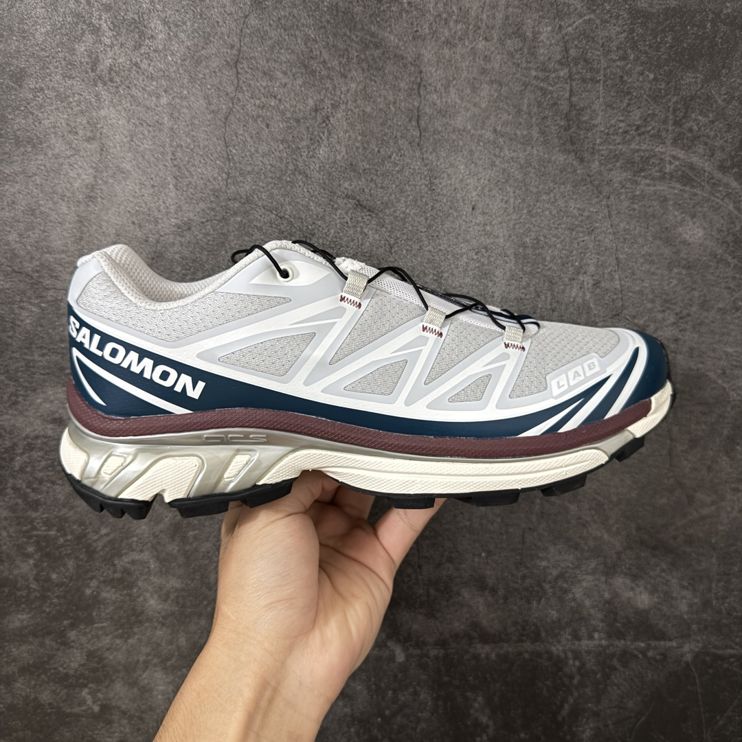 【小绿x版】 Salomon XT-6 Goodbai 新配色灰蓝 454564 萨洛蒙复古潮流户外机能登山跑鞋 纯原外贸平台特供订单 耗时半年巨作 全套原纸板楦头开发 原厂特供网布配套加持 确保原汁原味 完美呈现版型 原档数据独家私模五层组合大底 原装Ortholite轻量化鞋垫 中底布带钢印编号 原厂TPU锁扣 进口港宝加持 后跟自然饱满 还原公司包裹性 鞋面以“锯齿”状的包裹系统呈现 在基色底之下加入了各种色点缀 将公司的最新技术和时尚前卫的造型融入耐用的长跑款式中 鞋面由 TPU 薄膜制成 并焊接在高耐磨网眼上 使其既时尚又坚固 由 ACS底盘支撑 可增强稳定性和支撑力 以及由橡胶凸耳 Contragrip外底覆盖的 EVA 缓冲中底 旨在应对崎岖的地形 鞋舌上的彩色Salomon 标签、Quicklace 系统以及鞋头、鞋舌和鞋跟上的附加品牌使细节更加完美 让穿着者可以轻松驾驭户外与通勤下的任何运动生活场景 无缝鞋身户外随意纵横 颜值与脚感兼备 出街通勤 绝对非常吸睛 你值得拥有 尺码：36 36.5 37.5 38 38.5 39 40 40.5 41 42 42.5 43 44 44.5 45-选品中心