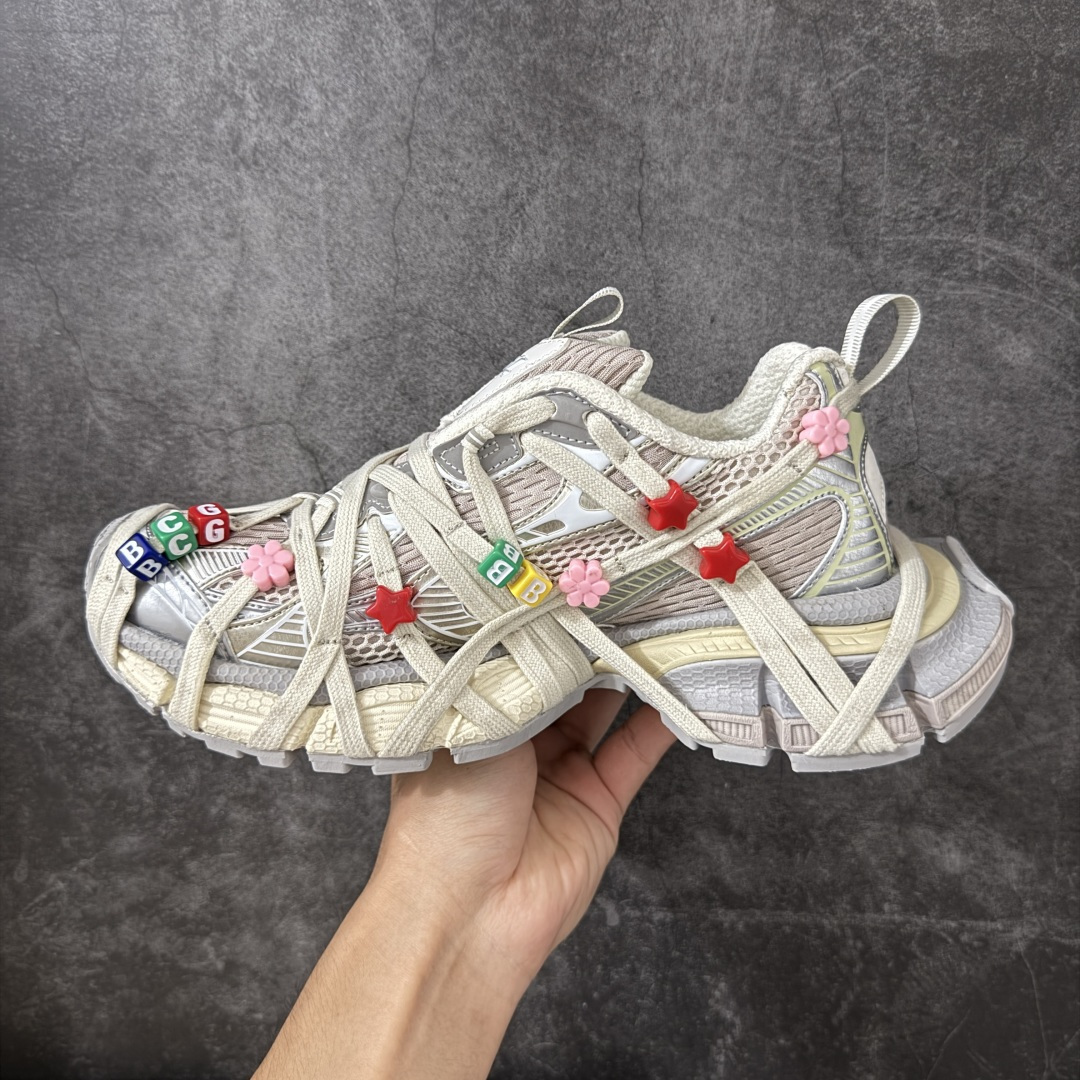 图片[2]-【i8版本】Balenciaga 巴黎3XL 蜘蛛侠绑带 配饰款 Balenciaga巴黎世家 24ss 绑带做旧款 巴黎十代网眼潮流百搭低帮老爹鞋 慢工出细活 出货即最强 皮料钢丝纹高频工艺 整体鞋面及大底做旧 细节各个方面均无可挑剔 尺码：35-46 偏大一码 建议比正常运动鞋买小一号-选品中心