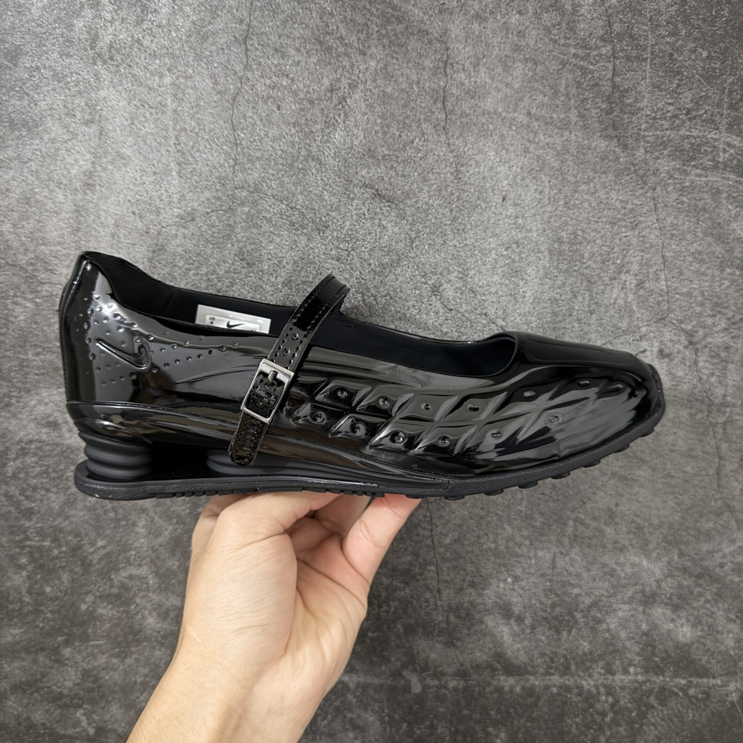 【公司级】Nike × NAKED Copenhagen SHOX Z Calistra 街头感舒适百搭 玛丽珍鞋 女款 耐克蕾虎联名款的玛丽珍，整体外观采用了黑红的经典搭配，漆皮的鞋面质感很细腻，自带低调光泽，绑带处的花卉刺绣更添了几分温柔精致，更显Calistra的特别之处，后根Shox鞋底的红色，内里的红色和黑色鞋面形成强烈对比。黑漆皮里藏着一点红，像穿着礼服去跑步，像买花路上突然想跳舞，弹簧柱踩在地上，每一步都有点嚣张，运动中带着少女感。 货号： IR5510-001 尺码： 35.5 36 36.5 37.5 38 38.5 39 40 40.5 41-选品中心