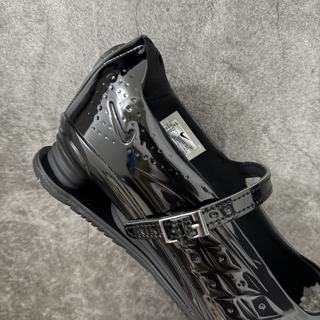 图片[7]-【公司级】Nike × NAKED Copenhagen SHOX Z Calistra 街头感舒适百搭 玛丽珍鞋 女款 耐克蕾虎联名款的玛丽珍，整体外观采用了黑红的经典搭配，漆皮的鞋面质感很细腻，自带低调光泽，绑带处的花卉刺绣更添了几分温柔精致，更显Calistra的特别之处，后根Shox鞋底的红色，内里的红色和黑色鞋面形成强烈对比。黑漆皮里藏着一点红，像穿着礼服去跑步，像买花路上突然想跳舞，弹簧柱踩在地上，每一步都有点嚣张，运动中带着少女感。 货号： IR5510-001 尺码： 35.5 36 36.5 37.5 38 38.5 39 40 40.5 41-选品中心