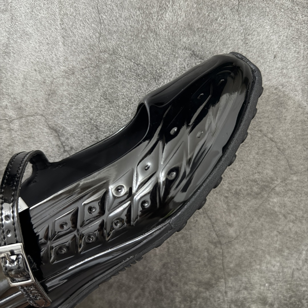 图片[6]-【公司级】Nike × NAKED Copenhagen SHOX Z Calistra 街头感舒适百搭 玛丽珍鞋 女款 耐克蕾虎联名款的玛丽珍，整体外观采用了黑红的经典搭配，漆皮的鞋面质感很细腻，自带低调光泽，绑带处的花卉刺绣更添了几分温柔精致，更显Calistra的特别之处，后根Shox鞋底的红色，内里的红色和黑色鞋面形成强烈对比。黑漆皮里藏着一点红，像穿着礼服去跑步，像买花路上突然想跳舞，弹簧柱踩在地上，每一步都有点嚣张，运动中带着少女感。 货号： IR5510-001 尺码： 35.5 36 36.5 37.5 38 38.5 39 40 40.5 41-选品中心