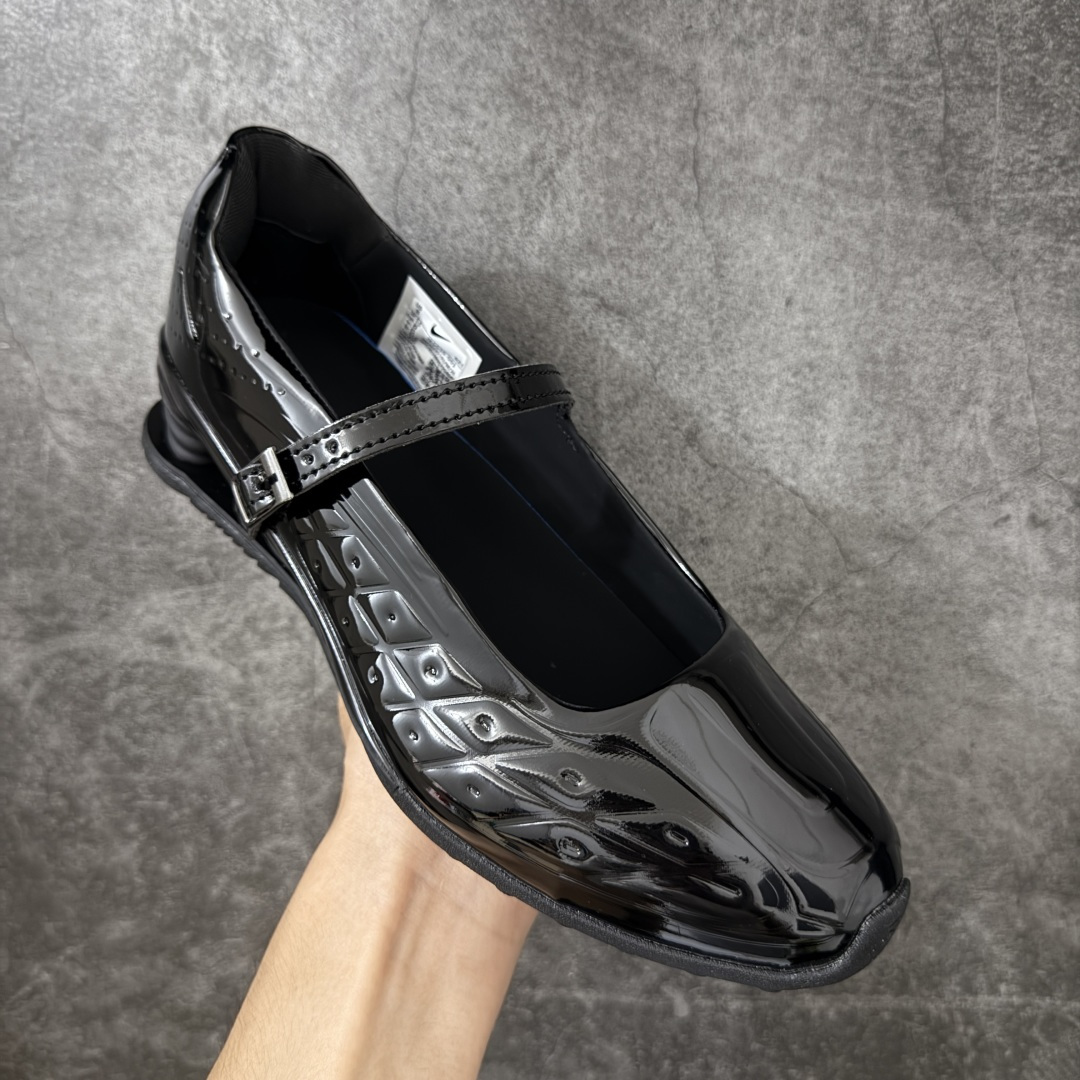 图片[3]-【公司级】Nike × NAKED Copenhagen SHOX Z Calistra 街头感舒适百搭 玛丽珍鞋 女款 耐克蕾虎联名款的玛丽珍，整体外观采用了黑红的经典搭配，漆皮的鞋面质感很细腻，自带低调光泽，绑带处的花卉刺绣更添了几分温柔精致，更显Calistra的特别之处，后根Shox鞋底的红色，内里的红色和黑色鞋面形成强烈对比。黑漆皮里藏着一点红，像穿着礼服去跑步，像买花路上突然想跳舞，弹簧柱踩在地上，每一步都有点嚣张，运动中带着少女感。 货号： IR5510-001 尺码： 35.5 36 36.5 37.5 38 38.5 39 40 40.5 41-选品中心