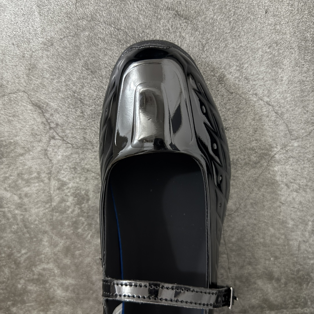 图片[5]-【公司级】Nike × NAKED Copenhagen SHOX Z Calistra 街头感舒适百搭 玛丽珍鞋 女款 耐克蕾虎联名款的玛丽珍，整体外观采用了黑红的经典搭配，漆皮的鞋面质感很细腻，自带低调光泽，绑带处的花卉刺绣更添了几分温柔精致，更显Calistra的特别之处，后根Shox鞋底的红色，内里的红色和黑色鞋面形成强烈对比。黑漆皮里藏着一点红，像穿着礼服去跑步，像买花路上突然想跳舞，弹簧柱踩在地上，每一步都有点嚣张，运动中带着少女感。 货号： IR5510-001 尺码： 35.5 36 36.5 37.5 38 38.5 39 40 40.5 41-选品中心
