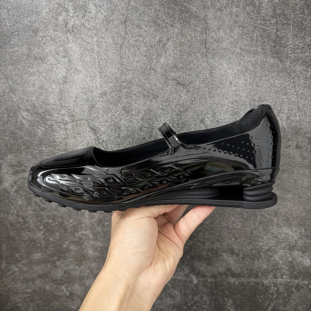 图片[2]-【公司级】Nike × NAKED Copenhagen SHOX Z Calistra 街头感舒适百搭 玛丽珍鞋 女款 耐克蕾虎联名款的玛丽珍，整体外观采用了黑红的经典搭配，漆皮的鞋面质感很细腻，自带低调光泽，绑带处的花卉刺绣更添了几分温柔精致，更显Calistra的特别之处，后根Shox鞋底的红色，内里的红色和黑色鞋面形成强烈对比。黑漆皮里藏着一点红，像穿着礼服去跑步，像买花路上突然想跳舞，弹簧柱踩在地上，每一步都有点嚣张，运动中带着少女感。 货号： IR5510-001 尺码： 35.5 36 36.5 37.5 38 38.5 39 40 40.5 41-选品中心