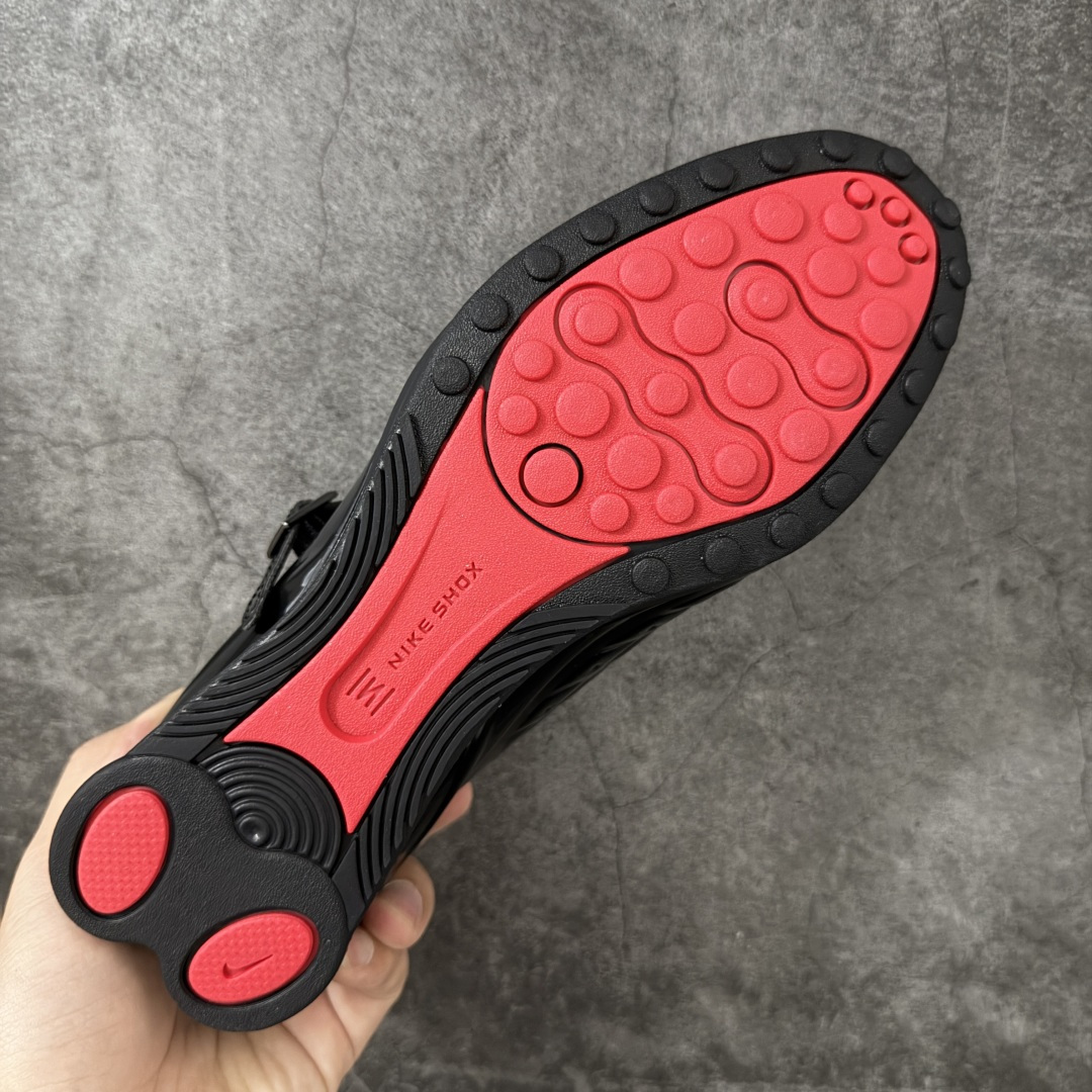 图片[9]-【公司级】Nike × NAKED Copenhagen SHOX Z Calistra 街头感舒适百搭 玛丽珍鞋 女款 耐克蕾虎联名款的玛丽珍，整体外观采用了黑红的经典搭配，漆皮的鞋面质感很细腻，自带低调光泽，绑带处的花卉刺绣更添了几分温柔精致，更显Calistra的特别之处，后根Shox鞋底的红色，内里的红色和黑色鞋面形成强烈对比。黑漆皮里藏着一点红，像穿着礼服去跑步，像买花路上突然想跳舞，弹簧柱踩在地上，每一步都有点嚣张，运动中带着少女感。 货号： IR5510-001 尺码： 35.5 36 36.5 37.5 38 38.5 39 40 40.5 41-选品中心