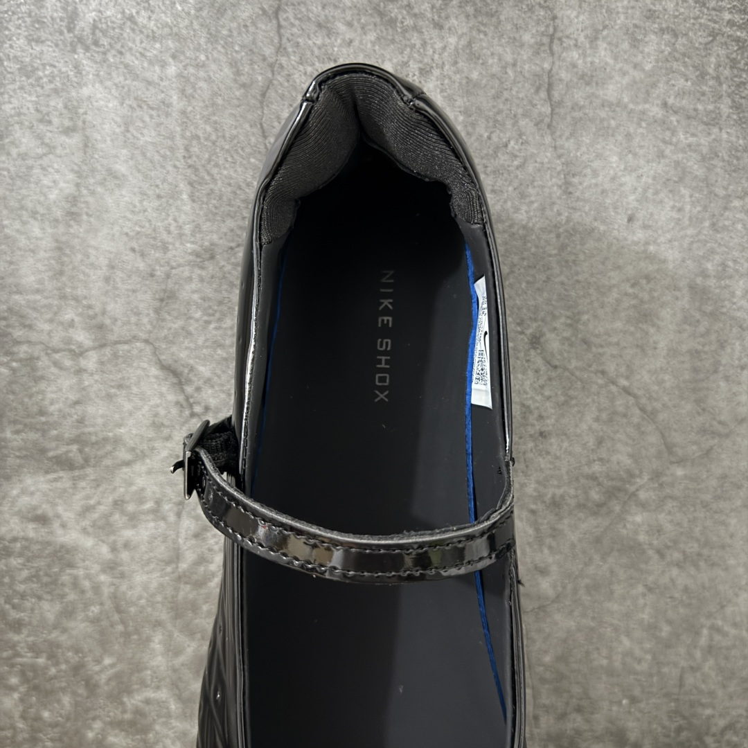 图片[8]-【公司级】Nike × NAKED Copenhagen SHOX Z Calistra 街头感舒适百搭 玛丽珍鞋 女款 耐克蕾虎联名款的玛丽珍，整体外观采用了黑红的经典搭配，漆皮的鞋面质感很细腻，自带低调光泽，绑带处的花卉刺绣更添了几分温柔精致，更显Calistra的特别之处，后根Shox鞋底的红色，内里的红色和黑色鞋面形成强烈对比。黑漆皮里藏着一点红，像穿着礼服去跑步，像买花路上突然想跳舞，弹簧柱踩在地上，每一步都有点嚣张，运动中带着少女感。 货号： IR5510-001 尺码： 35.5 36 36.5 37.5 38 38.5 39 40 40.5 41-选品中心