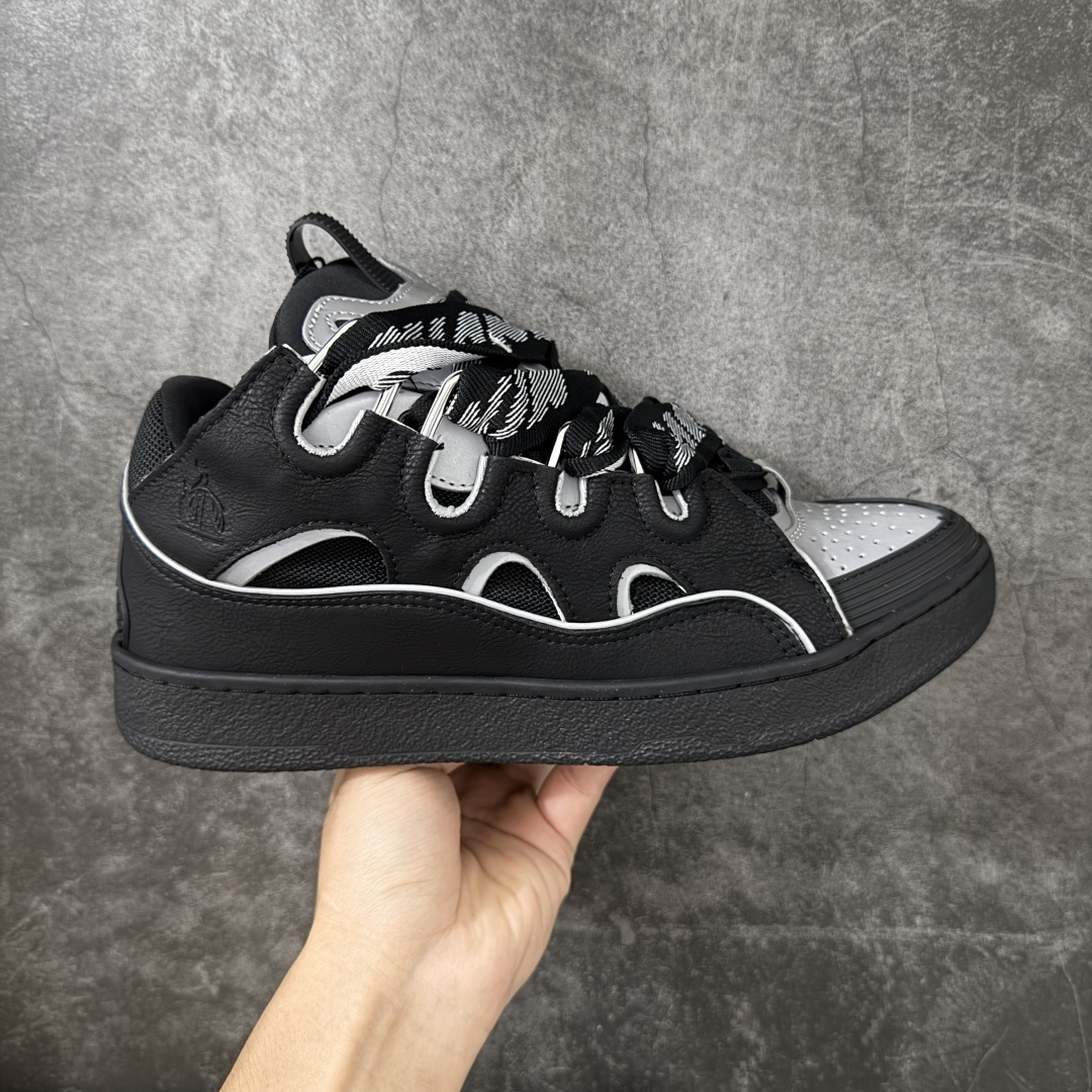 【YH纯原版】 Lanvin Leather Curb Sneakers 浪凡面包鞋 现货 原版1：1开模重工艺制作 面料采用进口牛磨砂➕环保牛反绒➕金钢网织物 内里柔软透气太空棉面料 原版开模双色TPU大底 顶级品质 区别市场流通其他货品 Leather是一款灵感源自90年代的运动鞋 设计自信 尺寸夸张 这款鞋由纳帕小牛皮、翻毛皮和网眼布制成 圆润的外形、加垫的鞋舌和弯曲的金属孔眼使这款精心打造的鞋格外舒适 尺码：36-47-选品中心