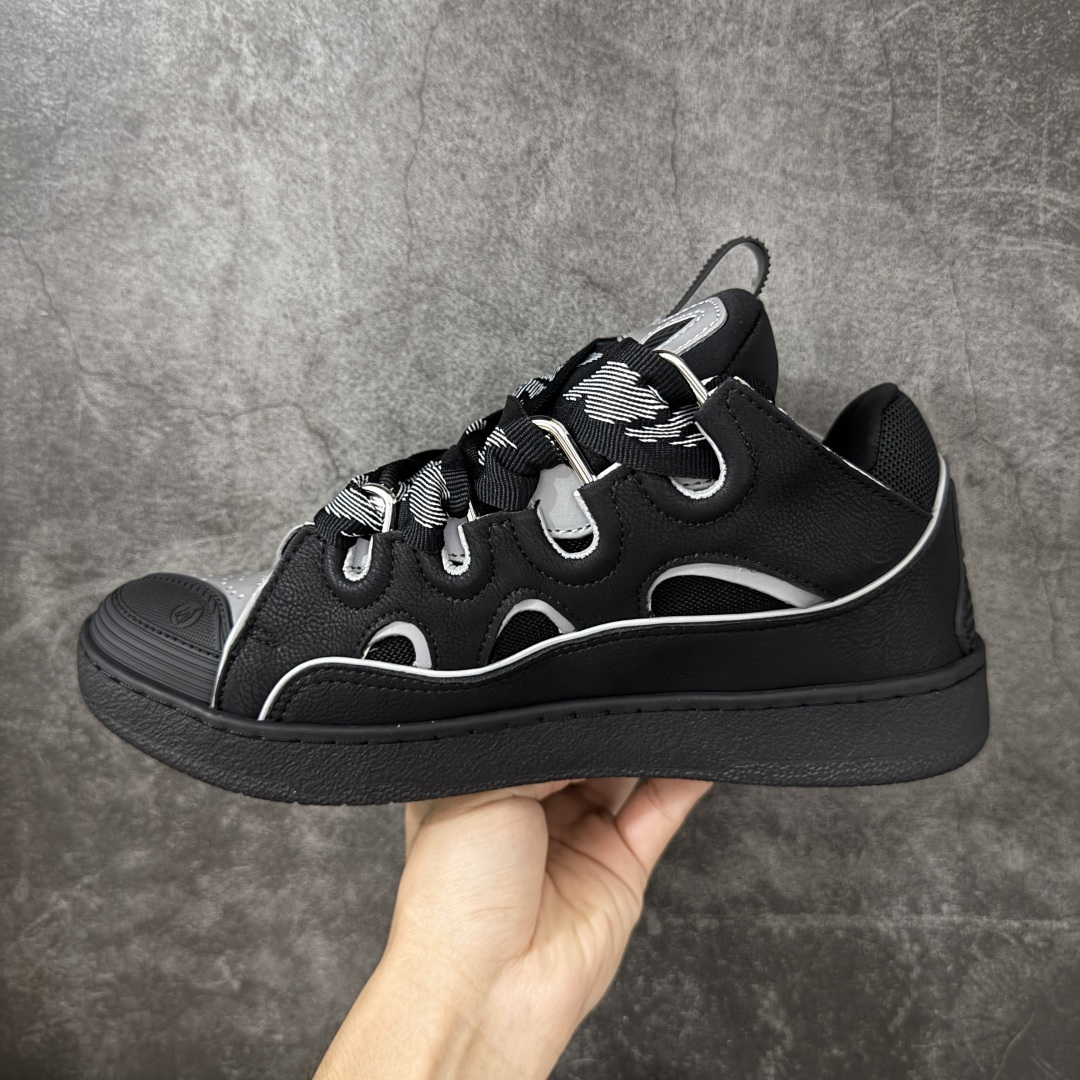 图片[2]-【YH纯原版】 Lanvin Leather Curb Sneakers 浪凡面包鞋 现货 原版1：1开模重工艺制作 面料采用进口牛磨砂➕环保牛反绒➕金钢网织物 内里柔软透气太空棉面料 原版开模双色TPU大底 顶级品质 区别市场流通其他货品 Leather是一款灵感源自90年代的运动鞋 设计自信 尺寸夸张 这款鞋由纳帕小牛皮、翻毛皮和网眼布制成 圆润的外形、加垫的鞋舌和弯曲的金属孔眼使这款精心打造的鞋格外舒适 尺码：36-47-选品中心