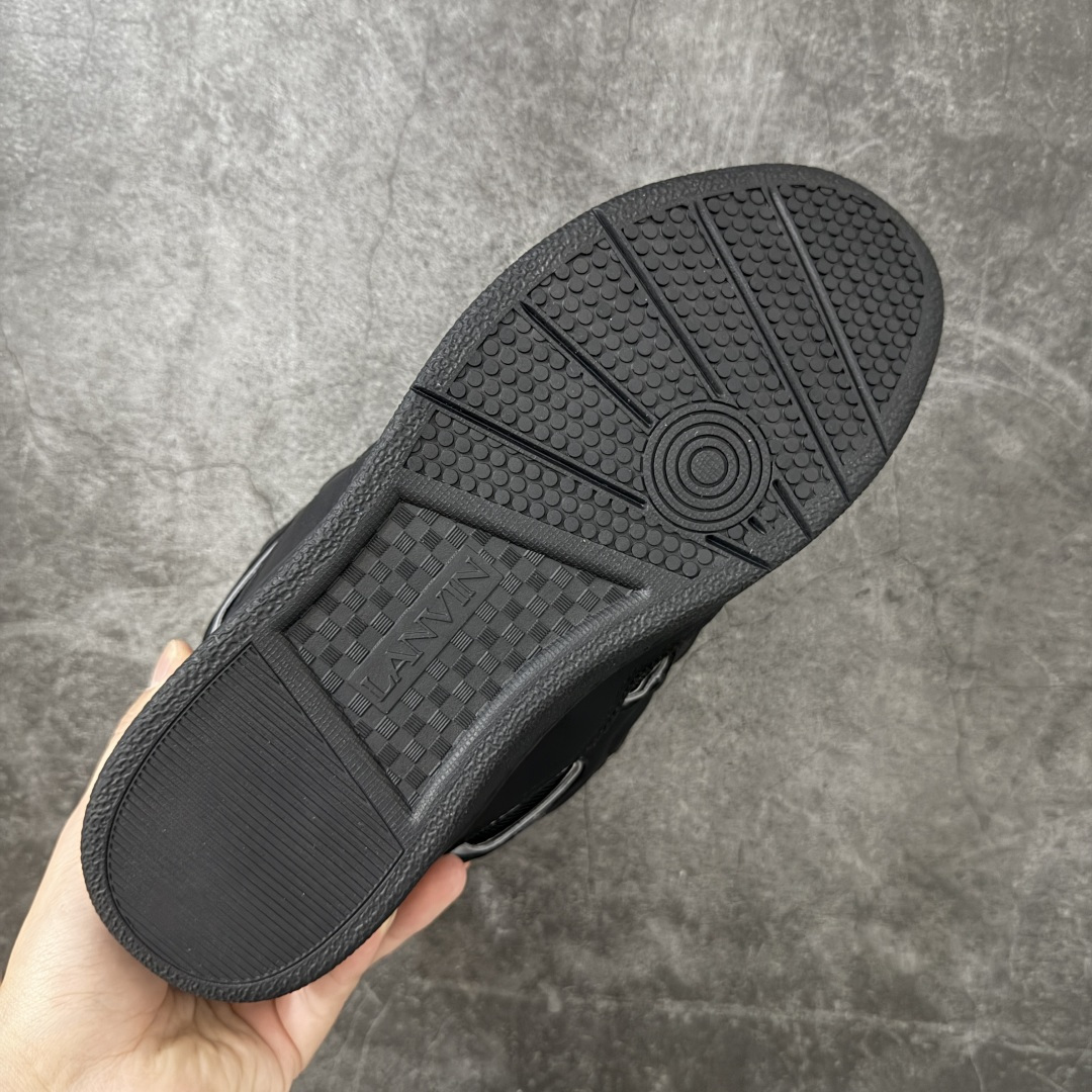 图片[9]-【YH纯原版】 Lanvin Leather Curb Sneakers 浪凡面包鞋 现货 原版1：1开模重工艺制作 面料采用进口牛磨砂➕环保牛反绒➕金钢网织物 内里柔软透气太空棉面料 原版开模双色TPU大底 顶级品质 区别市场流通其他货品 Leather是一款灵感源自90年代的运动鞋 设计自信 尺寸夸张 这款鞋由纳帕小牛皮、翻毛皮和网眼布制成 圆润的外形、加垫的鞋舌和弯曲的金属孔眼使这款精心打造的鞋格外舒适 尺码：36-47-选品中心