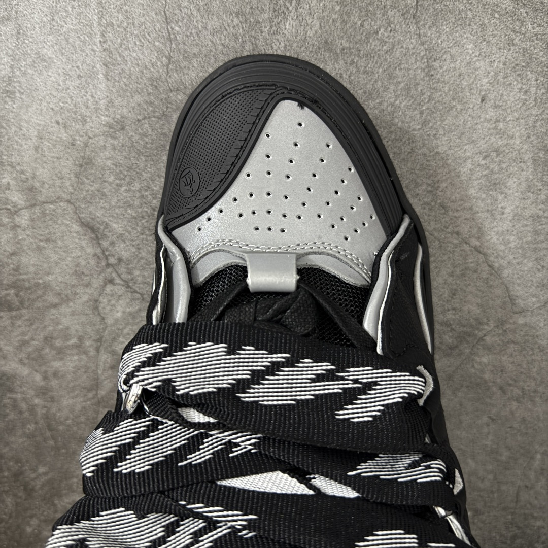 图片[5]-【YH纯原版】 Lanvin Leather Curb Sneakers 浪凡面包鞋 现货 原版1：1开模重工艺制作 面料采用进口牛磨砂➕环保牛反绒➕金钢网织物 内里柔软透气太空棉面料 原版开模双色TPU大底 顶级品质 区别市场流通其他货品 Leather是一款灵感源自90年代的运动鞋 设计自信 尺寸夸张 这款鞋由纳帕小牛皮、翻毛皮和网眼布制成 圆润的外形、加垫的鞋舌和弯曲的金属孔眼使这款精心打造的鞋格外舒适 尺码：36-47-选品中心