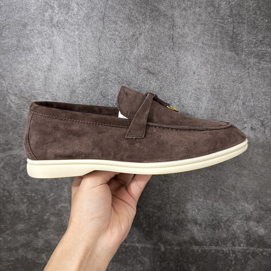 【莞顶飞机盒版】Loro Piana LP乐悠翩雅25 舒适锁头乐福鞋 【报货请备注清楚版本 避免配错】 目前市场最优品质 全鞋原材料 超高清洁度 完美版型 研究了四个月终于可量产完全复刻💯 徒步五万步不脚疼的鞋 LP是意大利顶级奢侈品牌 低调奢华 设计都是一贯纯色系 简单、细节巧妙、清新脱俗！ 不想满大街撞款的可以看看这个品牌、ins、小红书随处可见这个品牌的身影 ！原版一比一定制 细节处理很好‼️ 面部：进口鹿皮反毛羊皮 垫脚：牛皮垫脚 大底：原版耐磨高弹牛筋底 尺码：36-45-选品中心