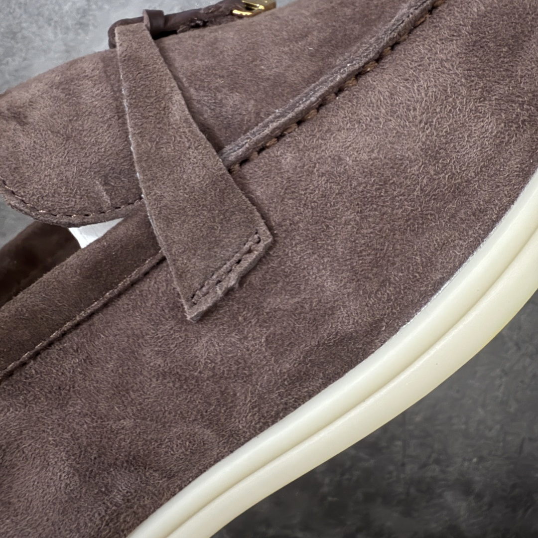图片[3]-【莞顶飞机盒版】Loro Piana LP乐悠翩雅25 舒适锁头乐福鞋 【报货请备注清楚版本 避免配错】 目前市场最优品质 全鞋原材料 超高清洁度 完美版型 研究了四个月终于可量产完全复刻💯 徒步五万步不脚疼的鞋 LP是意大利顶级奢侈品牌 低调奢华 设计都是一贯纯色系 简单、细节巧妙、清新脱俗！ 不想满大街撞款的可以看看这个品牌、ins、小红书随处可见这个品牌的身影 ！原版一比一定制 细节处理很好‼️ 面部：进口鹿皮反毛羊皮 垫脚：牛皮垫脚 大底：原版耐磨高弹牛筋底 尺码：36-45-选品中心