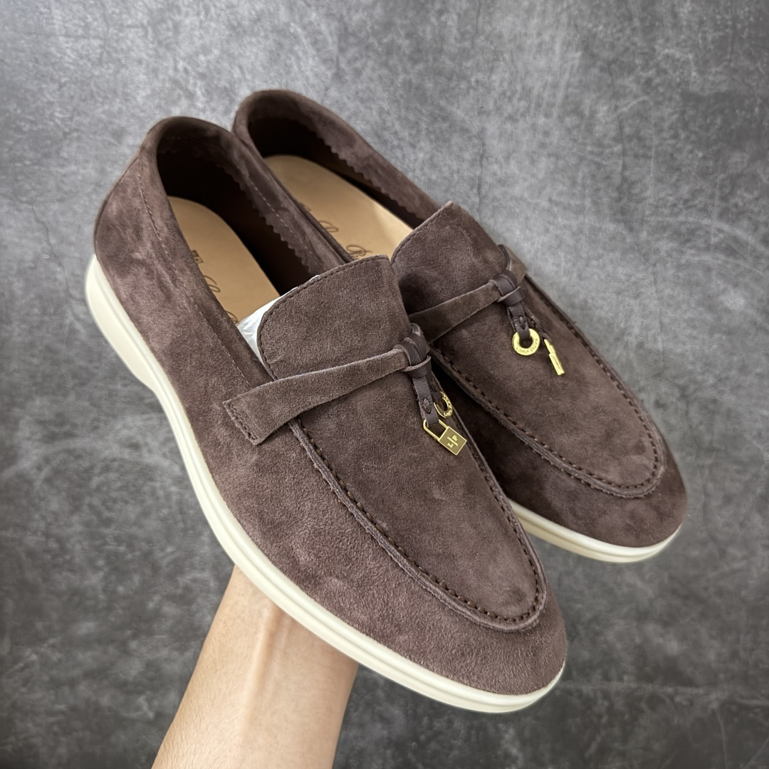 【莞顶飞机盒版】Loro Piana LP乐悠翩雅25 舒适锁头乐福鞋 【报货请备注清楚版本 避免配错】 目前市场最优品质 全鞋原材料 超高清洁度 完美版型 研究了四个月终于可量产完全复刻💯 徒步五万步不脚疼的鞋 LP是意大利顶级奢侈品牌 低调奢华 设计都是一贯纯色系 简单、细节巧妙、清新脱俗！ 不想满大街撞款的可以看看这个品牌、ins、小红书随处可见这个品牌的身影 ！原版一比一定制 细节处理很好‼️ 面部：进口鹿皮反毛羊皮 垫脚：牛皮垫脚 大底：原版耐磨高弹牛筋底 尺码：36-45-选品中心