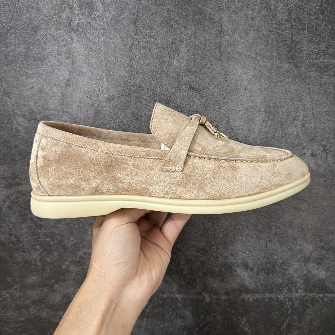 【莞顶飞机盒版】Loro Piana LP乐悠翩雅25 舒适锁头乐福鞋 【报货请备注清楚版本 避免配错】 目前市场最优品质 全鞋原材料 超高清洁度 完美版型 研究了四个月终于可量产完全复刻💯 徒步五万步不脚疼的鞋 LP是意大利顶级奢侈品牌 低调奢华 设计都是一贯纯色系 简单、细节巧妙、清新脱俗！ 不想满大街撞款的可以看看这个品牌、ins、小红书随处可见这个品牌的身影 ！原版一比一定制 细节处理很好‼️ 面部：进口鹿皮反毛羊皮 垫脚：牛皮垫脚 大底：原版耐磨高弹牛筋底 尺码：36-45-选品中心