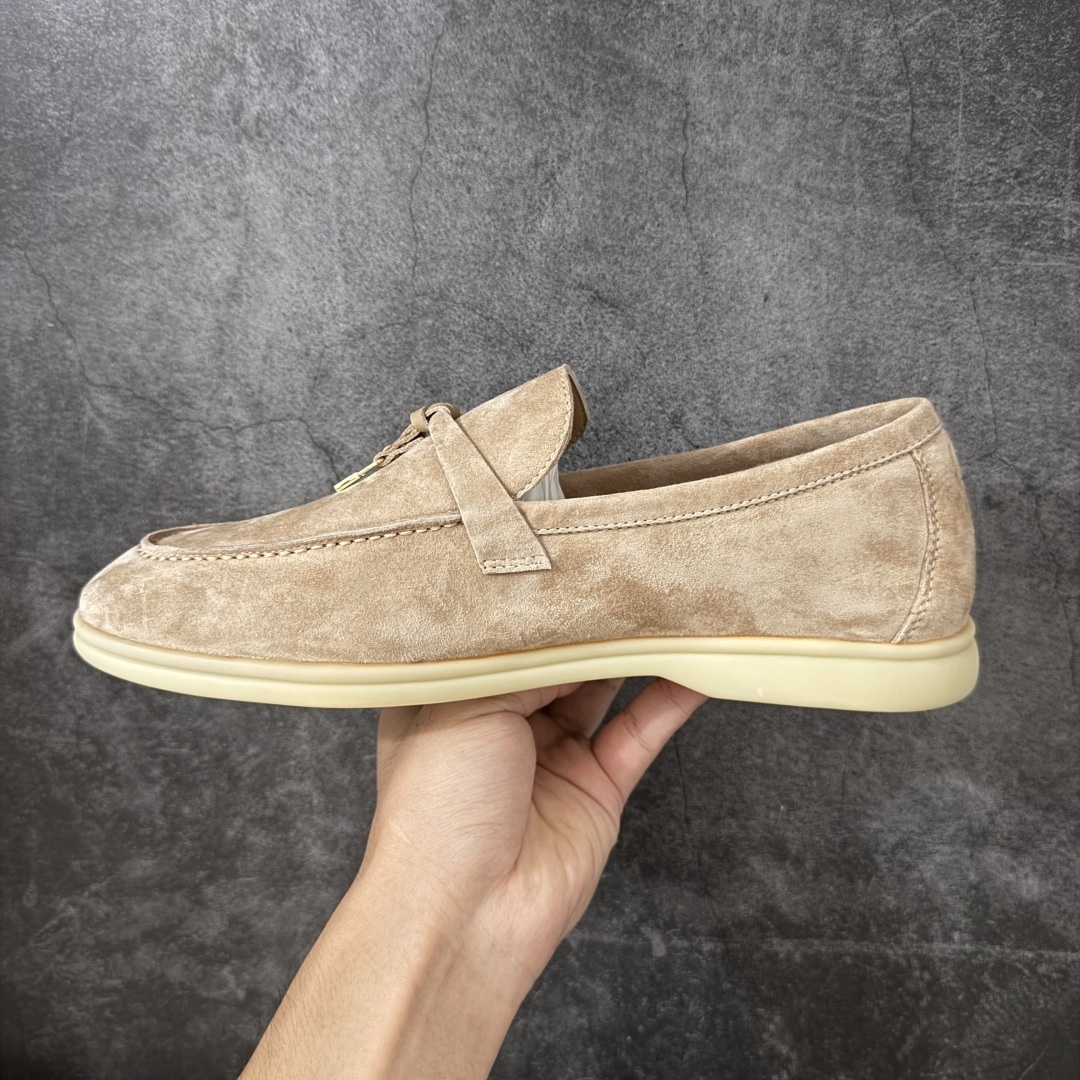 图片[2]-【莞顶飞机盒版】Loro Piana LP乐悠翩雅25 舒适锁头乐福鞋 【报货请备注清楚版本 避免配错】 目前市场最优品质 全鞋原材料 超高清洁度 完美版型 研究了四个月终于可量产完全复刻💯 徒步五万步不脚疼的鞋 LP是意大利顶级奢侈品牌 低调奢华 设计都是一贯纯色系 简单、细节巧妙、清新脱俗！ 不想满大街撞款的可以看看这个品牌、ins、小红书随处可见这个品牌的身影 ！原版一比一定制 细节处理很好‼️ 面部：进口鹿皮反毛羊皮 垫脚：牛皮垫脚 大底：原版耐磨高弹牛筋底 尺码：36-45-选品中心