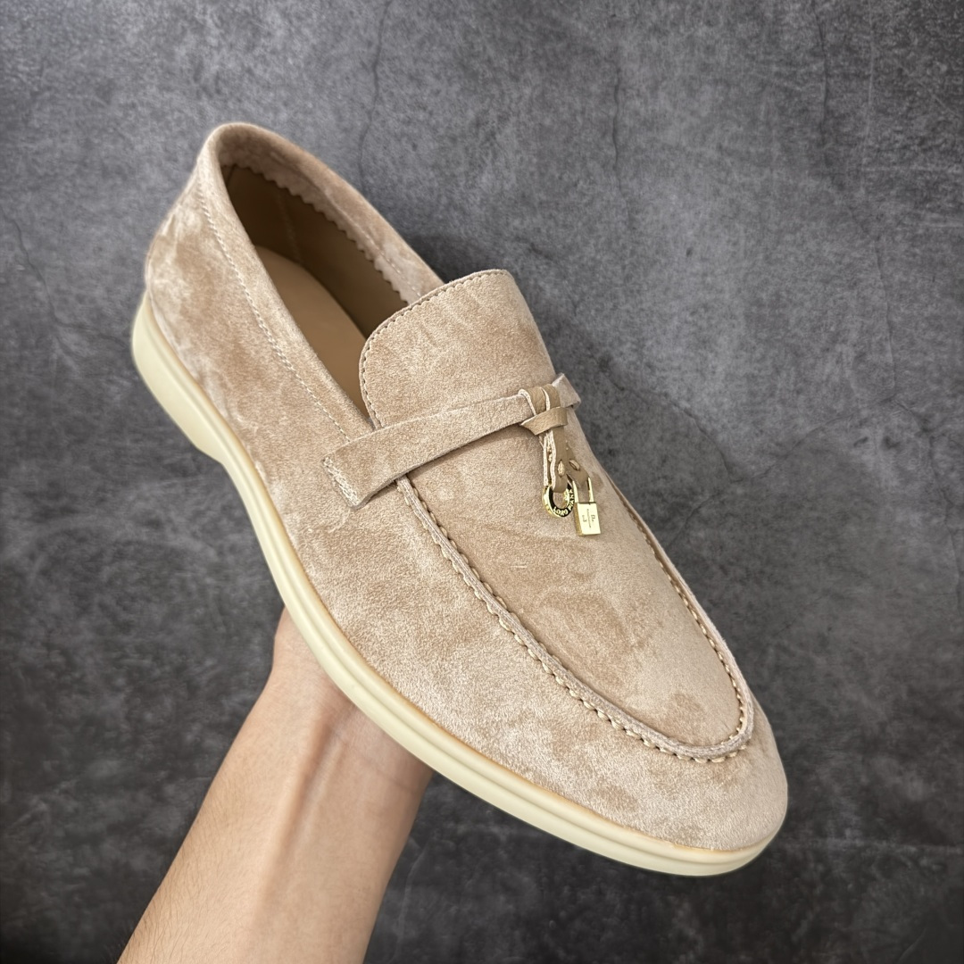 图片[3]-【莞顶飞机盒版】Loro Piana LP乐悠翩雅25 舒适锁头乐福鞋 【报货请备注清楚版本 避免配错】 目前市场最优品质 全鞋原材料 超高清洁度 完美版型 研究了四个月终于可量产完全复刻💯 徒步五万步不脚疼的鞋 LP是意大利顶级奢侈品牌 低调奢华 设计都是一贯纯色系 简单、细节巧妙、清新脱俗！ 不想满大街撞款的可以看看这个品牌、ins、小红书随处可见这个品牌的身影 ！原版一比一定制 细节处理很好‼️ 面部：进口鹿皮反毛羊皮 垫脚：牛皮垫脚 大底：原版耐磨高弹牛筋底 尺码：36-45-选品中心