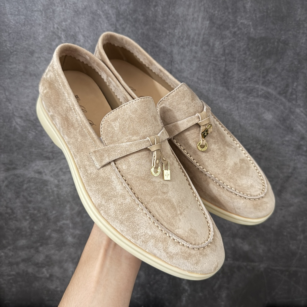 【莞顶飞机盒版】Loro Piana LP乐悠翩雅25 舒适锁头乐福鞋 【报货请备注清楚版本 避免配错】 目前市场最优品质 全鞋原材料 超高清洁度 完美版型 研究了四个月终于可量产完全复刻💯 徒步五万步不脚疼的鞋 LP是意大利顶级奢侈品牌 低调奢华 设计都是一贯纯色系 简单、细节巧妙、清新脱俗！ 不想满大街撞款的可以看看这个品牌、ins、小红书随处可见这个品牌的身影 ！原版一比一定制 细节处理很好‼️ 面部：进口鹿皮反毛羊皮 垫脚：牛皮垫脚 大底：原版耐磨高弹牛筋底 尺码：36-45-选品中心