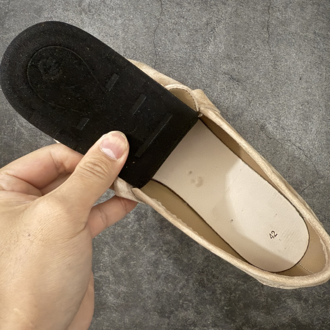 图片[8]-【莞顶飞机盒版】Loro Piana LP乐悠翩雅25 舒适锁头乐福鞋 【报货请备注清楚版本 避免配错】 目前市场最优品质 全鞋原材料 超高清洁度 完美版型 研究了四个月终于可量产完全复刻💯 徒步五万步不脚疼的鞋 LP是意大利顶级奢侈品牌 低调奢华 设计都是一贯纯色系 简单、细节巧妙、清新脱俗！ 不想满大街撞款的可以看看这个品牌、ins、小红书随处可见这个品牌的身影 ！原版一比一定制 细节处理很好‼️ 面部：进口鹿皮反毛羊皮 垫脚：牛皮垫脚 大底：原版耐磨高弹牛筋底 尺码：36-45-选品中心