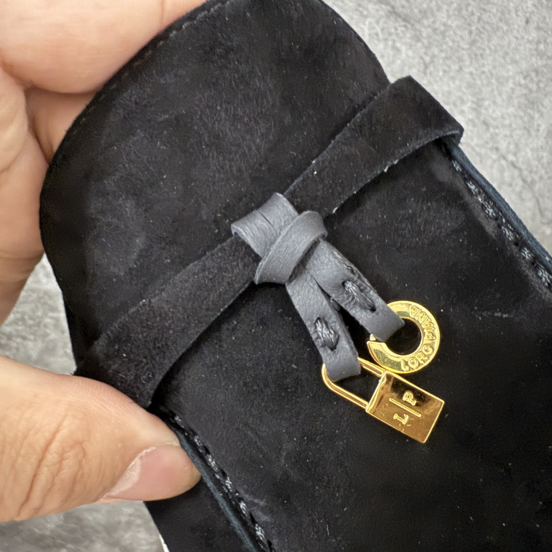 图片[5]-【莞顶飞机盒版】Loro Piana LP乐悠翩雅25 舒适锁头乐福鞋 【报货请备注清楚版本 避免配错】 目前市场最优品质 全鞋原材料 超高清洁度 完美版型 研究了四个月终于可量产完全复刻💯 徒步五万步不脚疼的鞋 LP是意大利顶级奢侈品牌 低调奢华 设计都是一贯纯色系 简单、细节巧妙、清新脱俗！ 不想满大街撞款的可以看看这个品牌、ins、小红书随处可见这个品牌的身影 ！原版一比一定制 细节处理很好‼️ 面部：进口鹿皮反毛羊皮 垫脚：牛皮垫脚 大底：原版耐磨高弹牛筋底 尺码：36-45-选品中心