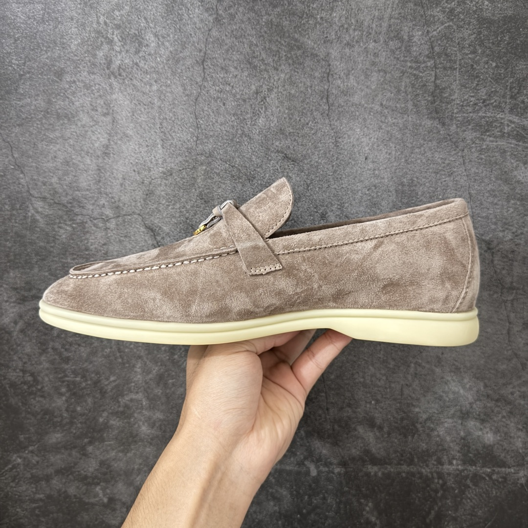 图片[2]-【莞顶飞机盒版】Loro Piana LP乐悠翩雅25 舒适锁头乐福鞋 【报货请备注清楚版本 避免配错】 目前市场最优品质 全鞋原材料 超高清洁度 完美版型 研究了四个月终于可量产完全复刻💯 徒步五万步不脚疼的鞋 LP是意大利顶级奢侈品牌 低调奢华 设计都是一贯纯色系 简单、细节巧妙、清新脱俗！ 不想满大街撞款的可以看看这个品牌、ins、小红书随处可见这个品牌的身影 ！原版一比一定制 细节处理很好‼️ 面部：进口鹿皮反毛羊皮 垫脚：牛皮垫脚 大底：原版耐磨高弹牛筋底 尺码：36-45-选品中心