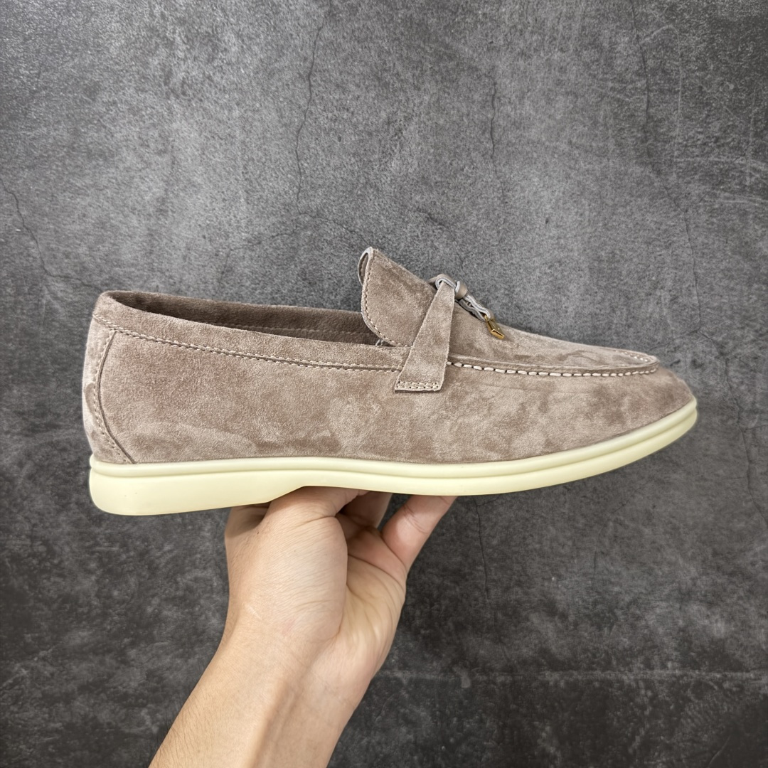 【莞顶飞机盒版】Loro Piana LP乐悠翩雅25 舒适锁头乐福鞋 【报货请备注清楚版本 避免配错】 目前市场最优品质 全鞋原材料 超高清洁度 完美版型 研究了四个月终于可量产完全复刻💯 徒步五万步不脚疼的鞋 LP是意大利顶级奢侈品牌 低调奢华 设计都是一贯纯色系 简单、细节巧妙、清新脱俗！ 不想满大街撞款的可以看看这个品牌、ins、小红书随处可见这个品牌的身影 ！原版一比一定制 细节处理很好‼️ 面部：进口鹿皮反毛羊皮 垫脚：牛皮垫脚 大底：原版耐磨高弹牛筋底 尺码：36-45-选品中心