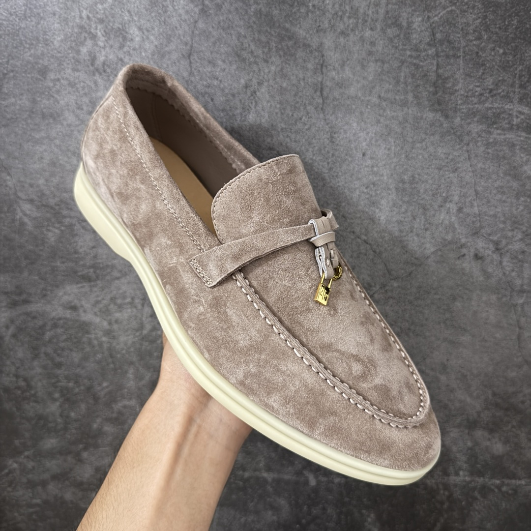 图片[3]-【莞顶飞机盒版】Loro Piana LP乐悠翩雅25 舒适锁头乐福鞋 【报货请备注清楚版本 避免配错】 目前市场最优品质 全鞋原材料 超高清洁度 完美版型 研究了四个月终于可量产完全复刻💯 徒步五万步不脚疼的鞋 LP是意大利顶级奢侈品牌 低调奢华 设计都是一贯纯色系 简单、细节巧妙、清新脱俗！ 不想满大街撞款的可以看看这个品牌、ins、小红书随处可见这个品牌的身影 ！原版一比一定制 细节处理很好‼️ 面部：进口鹿皮反毛羊皮 垫脚：牛皮垫脚 大底：原版耐磨高弹牛筋底 尺码：36-45-选品中心
