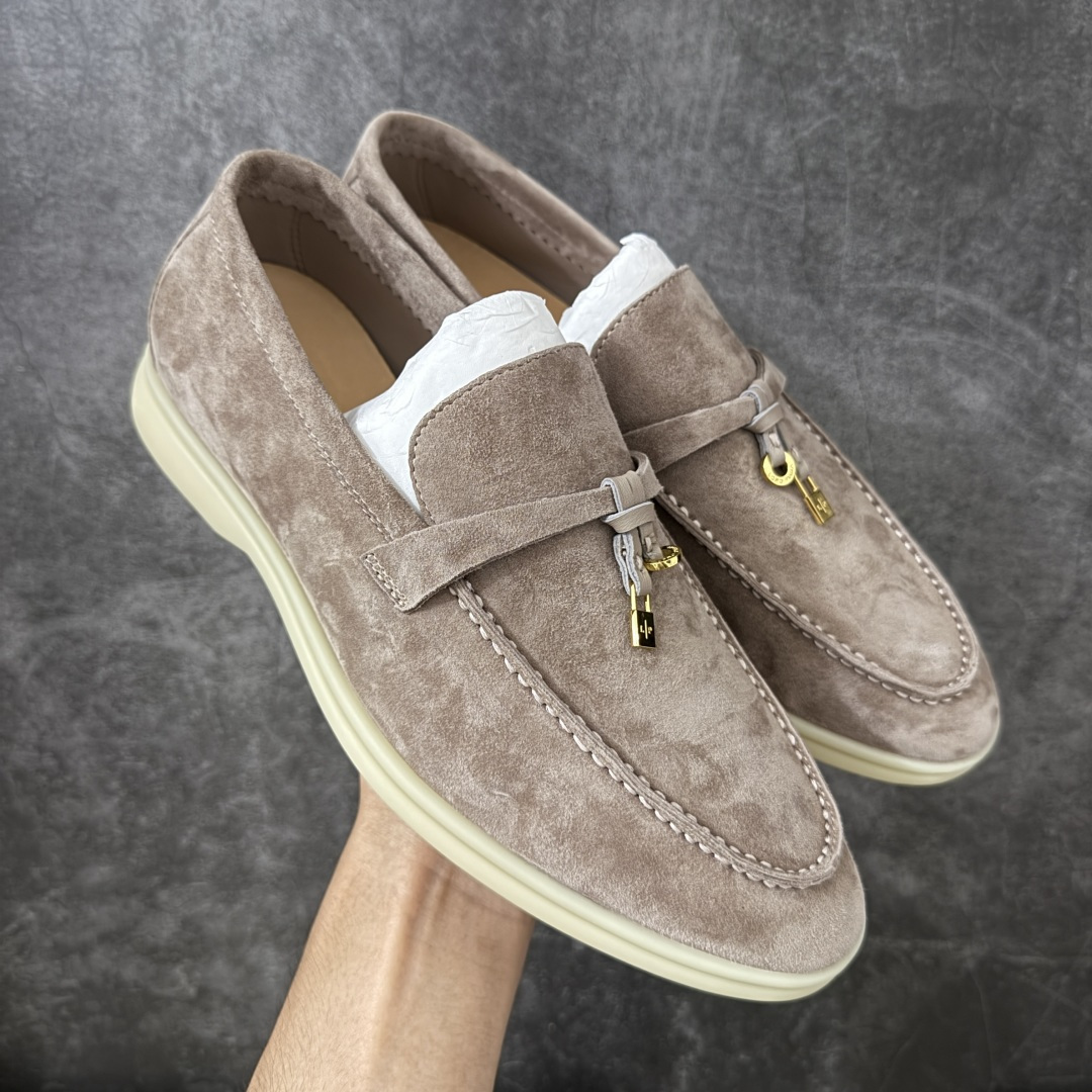 【莞顶飞机盒版】Loro Piana LP乐悠翩雅25 舒适锁头乐福鞋 【报货请备注清楚版本 避免配错】 目前市场最优品质 全鞋原材料 超高清洁度 完美版型 研究了四个月终于可量产完全复刻💯 徒步五万步不脚疼的鞋 LP是意大利顶级奢侈品牌 低调奢华 设计都是一贯纯色系 简单、细节巧妙、清新脱俗！ 不想满大街撞款的可以看看这个品牌、ins、小红书随处可见这个品牌的身影 ！原版一比一定制 细节处理很好‼️ 面部：进口鹿皮反毛羊皮 垫脚：牛皮垫脚 大底：原版耐磨高弹牛筋底 尺码：36-45-选品中心