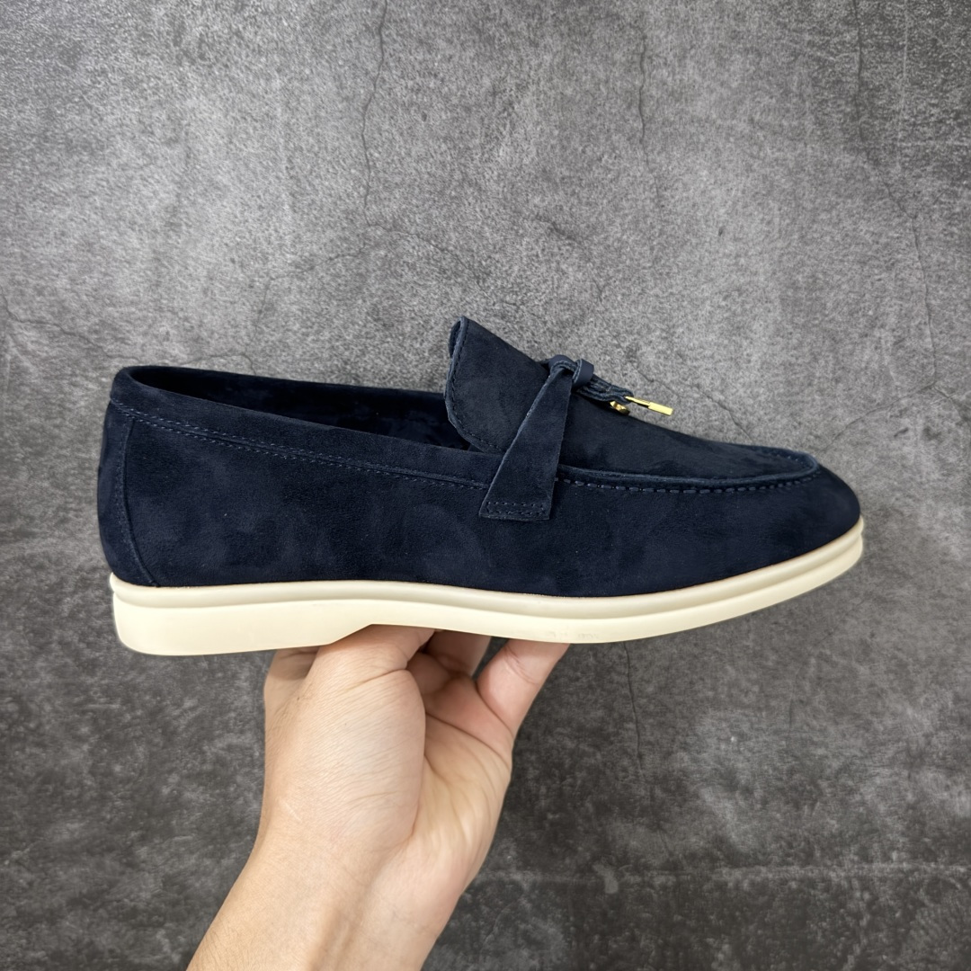 【莞顶飞机盒版】Loro Piana LP乐悠翩雅25 舒适锁头乐福鞋 【报货请备注清楚版本 避免配错】 目前市场最优品质 全鞋原材料 超高清洁度 完美版型 研究了四个月终于可量产完全复刻💯 徒步五万步不脚疼的鞋 LP是意大利顶级奢侈品牌 低调奢华 设计都是一贯纯色系 简单、细节巧妙、清新脱俗！ 不想满大街撞款的可以看看这个品牌、ins、小红书随处可见这个品牌的身影 ！原版一比一定制 细节处理很好‼️ 面部：进口鹿皮反毛羊皮 垫脚：牛皮垫脚 大底：原版耐磨高弹牛筋底 尺码：36-45-选品中心