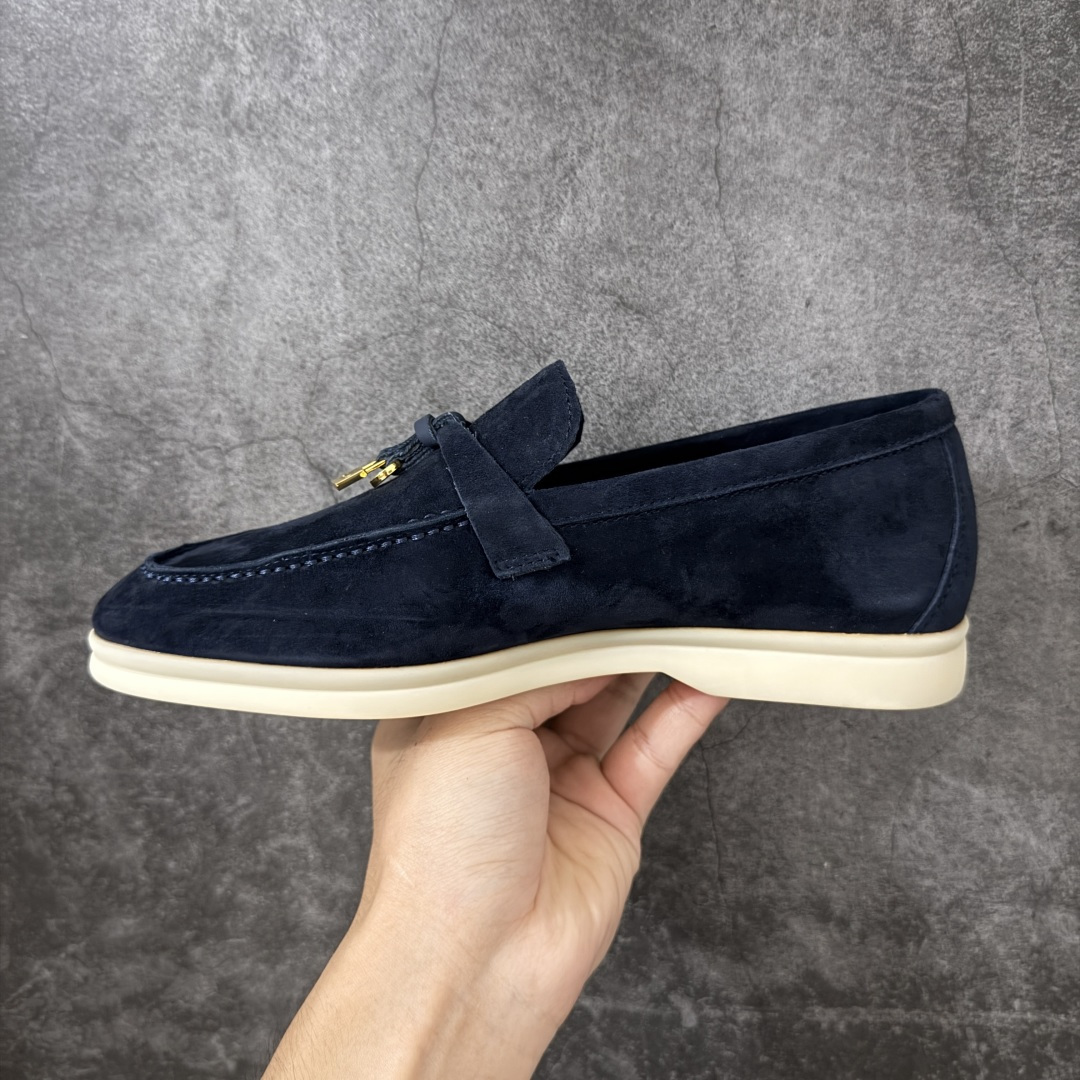 图片[2]-【莞顶飞机盒版】Loro Piana LP乐悠翩雅25 舒适锁头乐福鞋 【报货请备注清楚版本 避免配错】 目前市场最优品质 全鞋原材料 超高清洁度 完美版型 研究了四个月终于可量产完全复刻💯 徒步五万步不脚疼的鞋 LP是意大利顶级奢侈品牌 低调奢华 设计都是一贯纯色系 简单、细节巧妙、清新脱俗！ 不想满大街撞款的可以看看这个品牌、ins、小红书随处可见这个品牌的身影 ！原版一比一定制 细节处理很好‼️ 面部：进口鹿皮反毛羊皮 垫脚：牛皮垫脚 大底：原版耐磨高弹牛筋底 尺码：36-45-选品中心