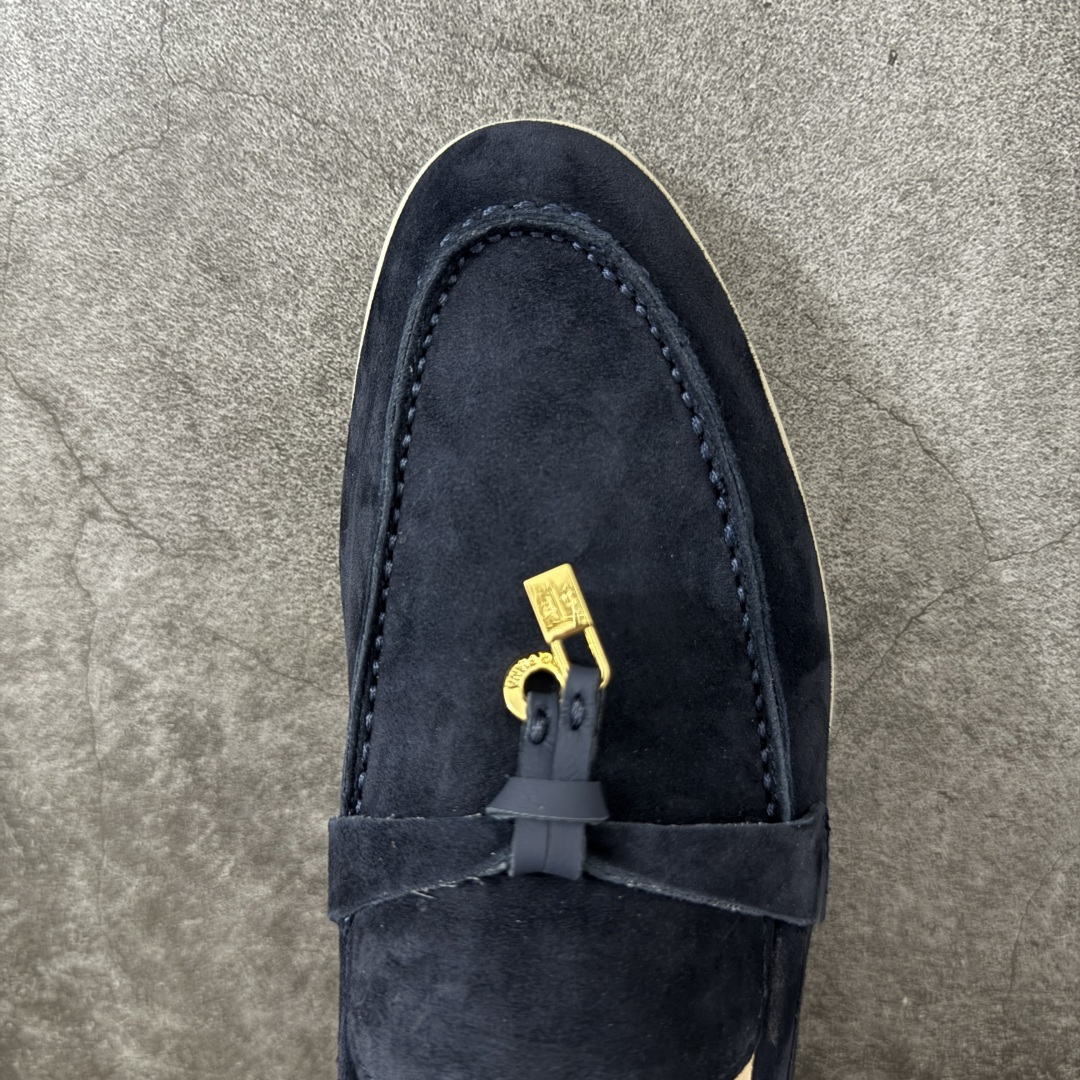 图片[5]-【莞顶飞机盒版】Loro Piana LP乐悠翩雅25 舒适锁头乐福鞋 【报货请备注清楚版本 避免配错】 目前市场最优品质 全鞋原材料 超高清洁度 完美版型 研究了四个月终于可量产完全复刻💯 徒步五万步不脚疼的鞋 LP是意大利顶级奢侈品牌 低调奢华 设计都是一贯纯色系 简单、细节巧妙、清新脱俗！ 不想满大街撞款的可以看看这个品牌、ins、小红书随处可见这个品牌的身影 ！原版一比一定制 细节处理很好‼️ 面部：进口鹿皮反毛羊皮 垫脚：牛皮垫脚 大底：原版耐磨高弹牛筋底 尺码：36-45-选品中心