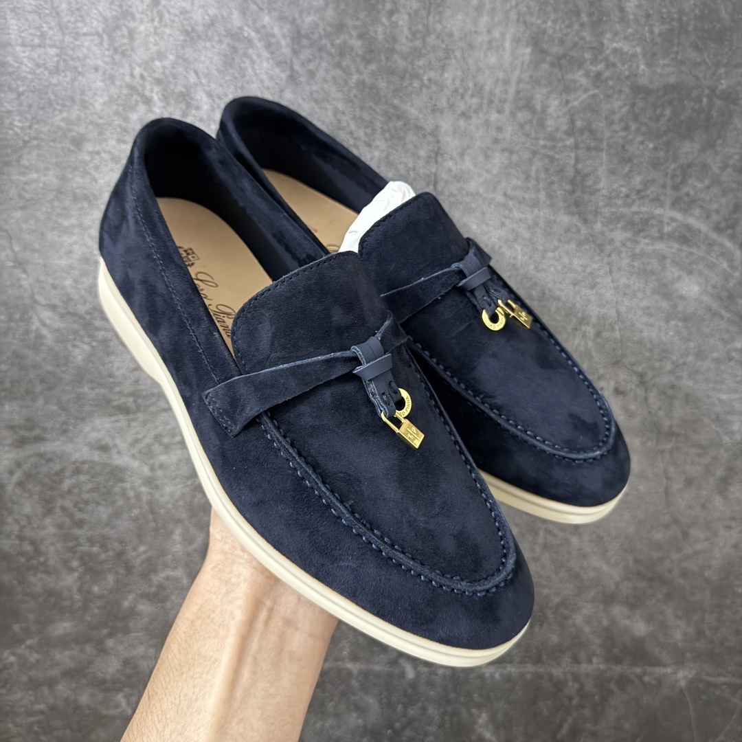 【莞顶飞机盒版】Loro Piana LP乐悠翩雅25 舒适锁头乐福鞋 【报货请备注清楚版本 避免配错】 目前市场最优品质 全鞋原材料 超高清洁度 完美版型 研究了四个月终于可量产完全复刻💯 徒步五万步不脚疼的鞋 LP是意大利顶级奢侈品牌 低调奢华 设计都是一贯纯色系 简单、细节巧妙、清新脱俗！ 不想满大街撞款的可以看看这个品牌、ins、小红书随处可见这个品牌的身影 ！原版一比一定制 细节处理很好‼️ 面部：进口鹿皮反毛羊皮 垫脚：牛皮垫脚 大底：原版耐磨高弹牛筋底 尺码：36-45-选品中心