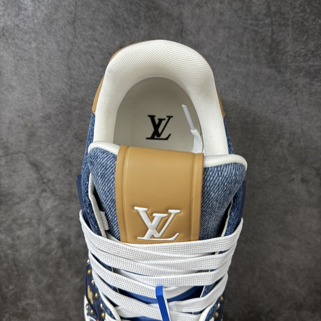 图片[8]-【YS纯原】 顶级莞产 —正确细节 原鞋开发 Louis Vuitton路易威登 LV Trainer 系列 高奢运动鞋 2026牛仔铆钉款 ✦ 芯片配置，✦ 挂饰 NFC 芯片秒进官网 ✦ 同步 ZP 官网空胶工艺，结构逻辑一致 ✦ 正确胶片断点式设计，细节克制到位 ✦ 中底油印字母比例按原版还原 ✦ 1：1 原楦格板 / 楦头 / 刀磨 全新升级 ✦ 独家定制压纹麂皮，用料细腻耐看 ✦ 原版开模 TPU 大底 ✦ 脚感与质感取向偏原版 ✦ 代购指定高端版本 ✦ 全新升级 双盒礼盒 ✦ 全套配件齐全，整体完成度高 尺码：39-45-选品中心