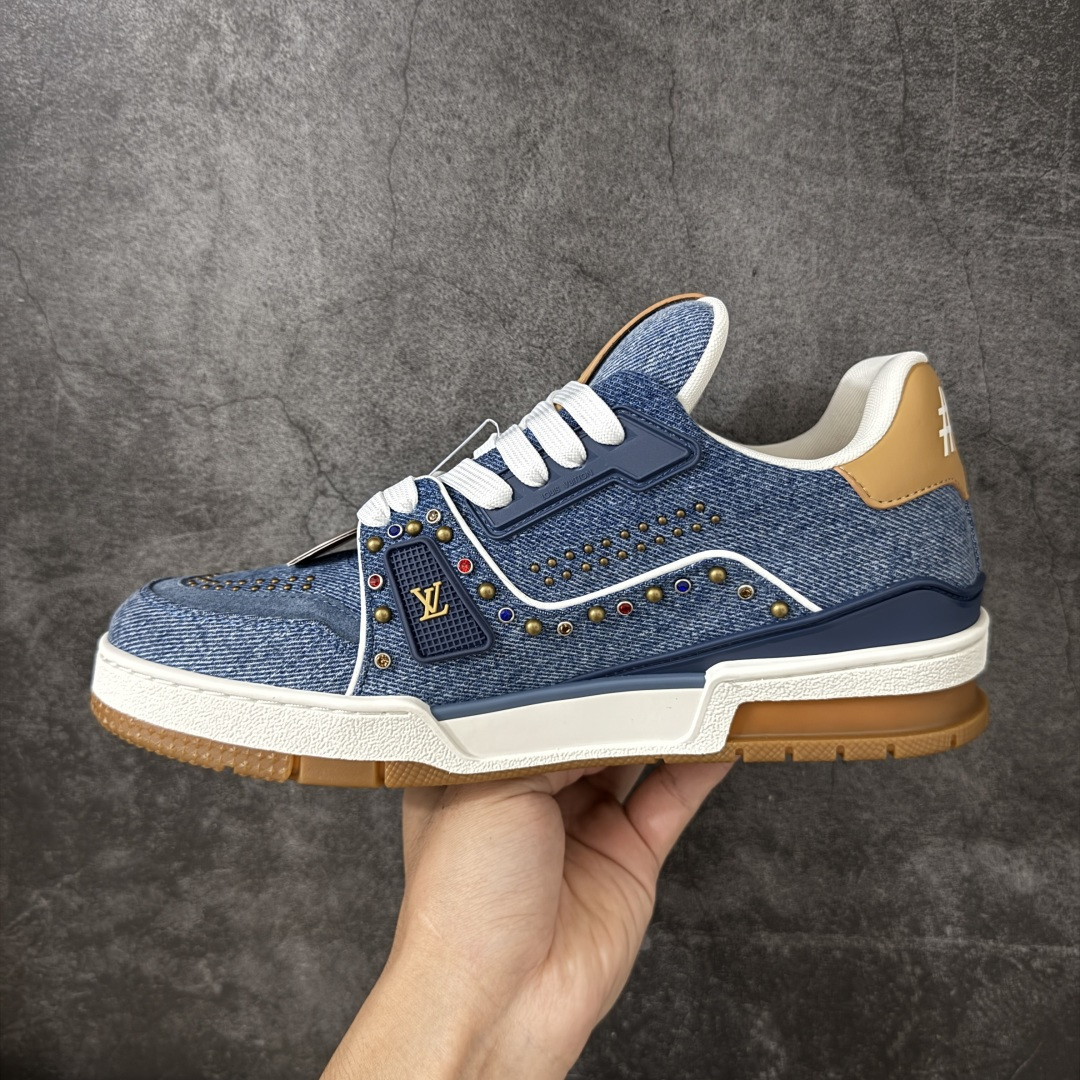 图片[2]-【YS纯原】 顶级莞产 —正确细节 原鞋开发 Louis Vuitton路易威登 LV Trainer 系列 高奢运动鞋 2026牛仔铆钉款 ✦ 芯片配置，✦ 挂饰 NFC 芯片秒进官网 ✦ 同步 ZP 官网空胶工艺，结构逻辑一致 ✦ 正确胶片断点式设计，细节克制到位 ✦ 中底油印字母比例按原版还原 ✦ 1：1 原楦格板 / 楦头 / 刀磨 全新升级 ✦ 独家定制压纹麂皮，用料细腻耐看 ✦ 原版开模 TPU 大底 ✦ 脚感与质感取向偏原版 ✦ 代购指定高端版本 ✦ 全新升级 双盒礼盒 ✦ 全套配件齐全，整体完成度高 尺码：39-45-选品中心