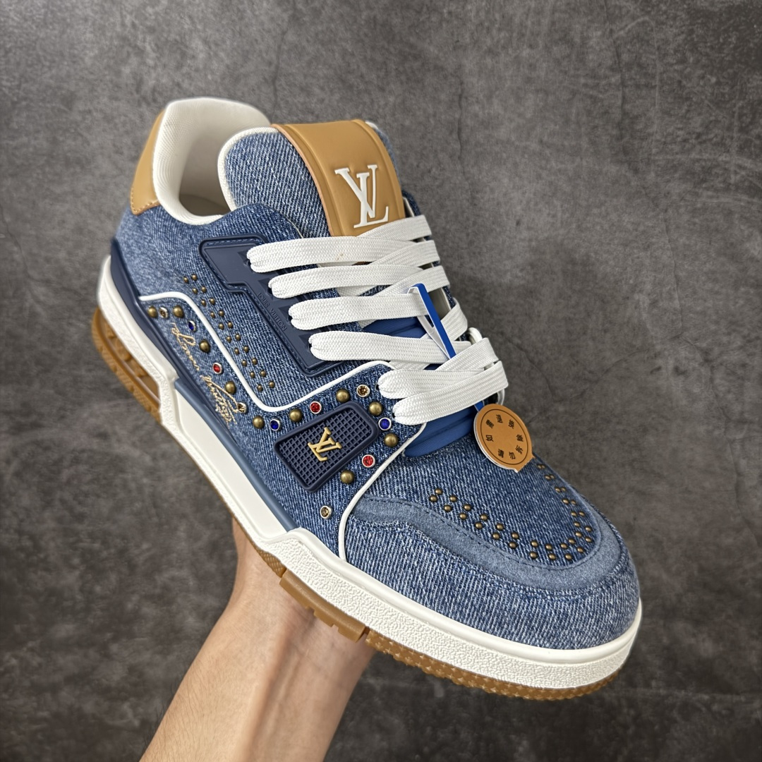 图片[3]-【YS纯原】 顶级莞产 —正确细节 原鞋开发 Louis Vuitton路易威登 LV Trainer 系列 高奢运动鞋 2026牛仔铆钉款 ✦ 芯片配置，✦ 挂饰 NFC 芯片秒进官网 ✦ 同步 ZP 官网空胶工艺，结构逻辑一致 ✦ 正确胶片断点式设计，细节克制到位 ✦ 中底油印字母比例按原版还原 ✦ 1：1 原楦格板 / 楦头 / 刀磨 全新升级 ✦ 独家定制压纹麂皮，用料细腻耐看 ✦ 原版开模 TPU 大底 ✦ 脚感与质感取向偏原版 ✦ 代购指定高端版本 ✦ 全新升级 双盒礼盒 ✦ 全套配件齐全，整体完成度高 尺码：39-45-选品中心