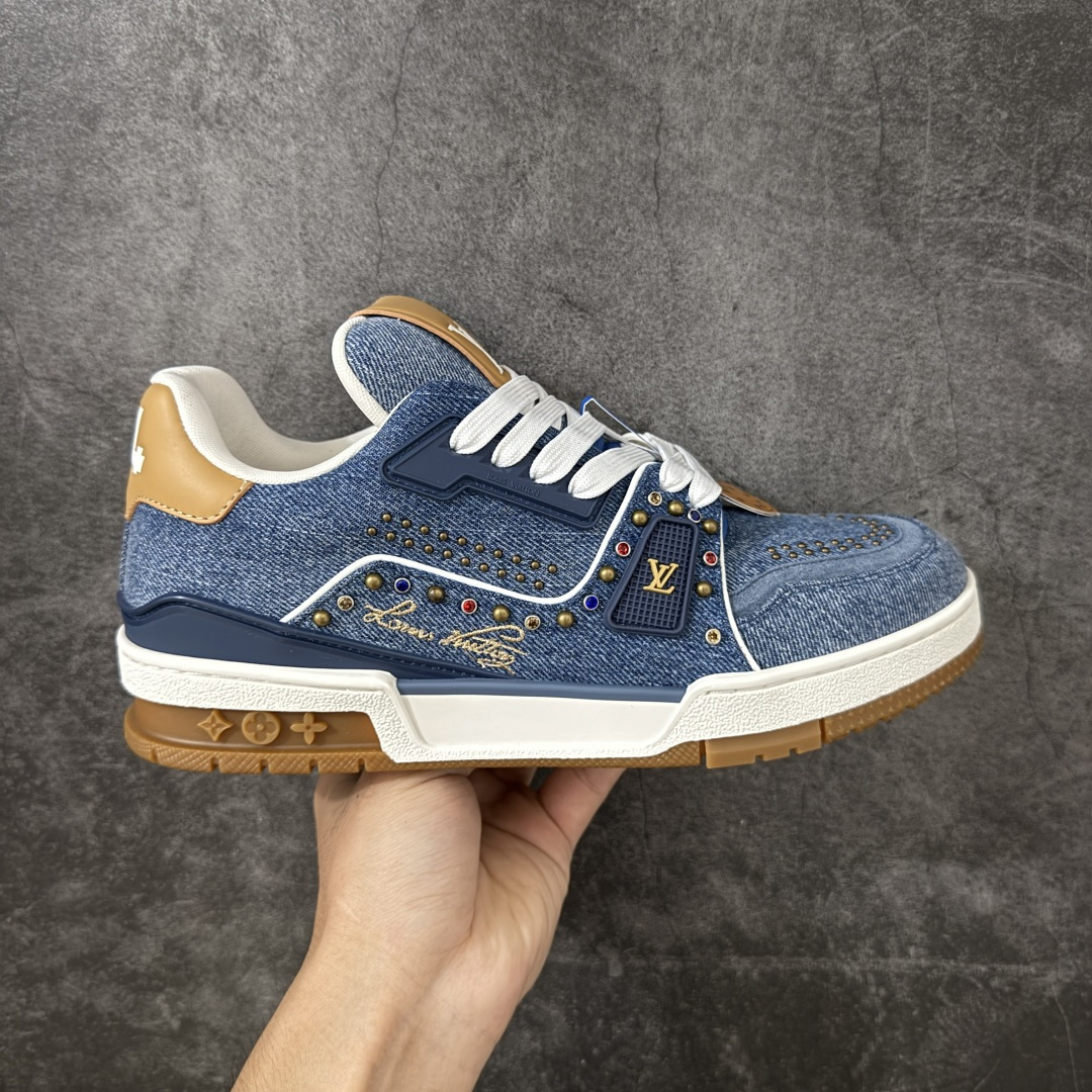 【YS纯原】 顶级莞产 ---正确细节 原鞋开发 Louis Vuitton路易威登 LV Trainer 系列 高奢运动鞋 2026牛仔铆钉款 ✦ 芯片配置，✦ 挂饰 NFC 芯片秒进官网 ✦ 同步 ZP 官网空胶工艺，结构逻辑一致 ✦ 正确胶片断点式设计，细节克制到位 ✦ 中底油印字母比例按原版还原 ✦ 1：1 原楦格板 / 楦头 / 刀磨 全新升级 ✦ 独家定制压纹麂皮，用料细腻耐看 ✦ 原版开模 TPU 大底 ✦ 脚感与质感取向偏原版 ✦ 代购指定高端版本 ✦ 全新升级 双盒礼盒 ✦ 全套配件齐全，整体完成度高 尺码：39-45-选品中心