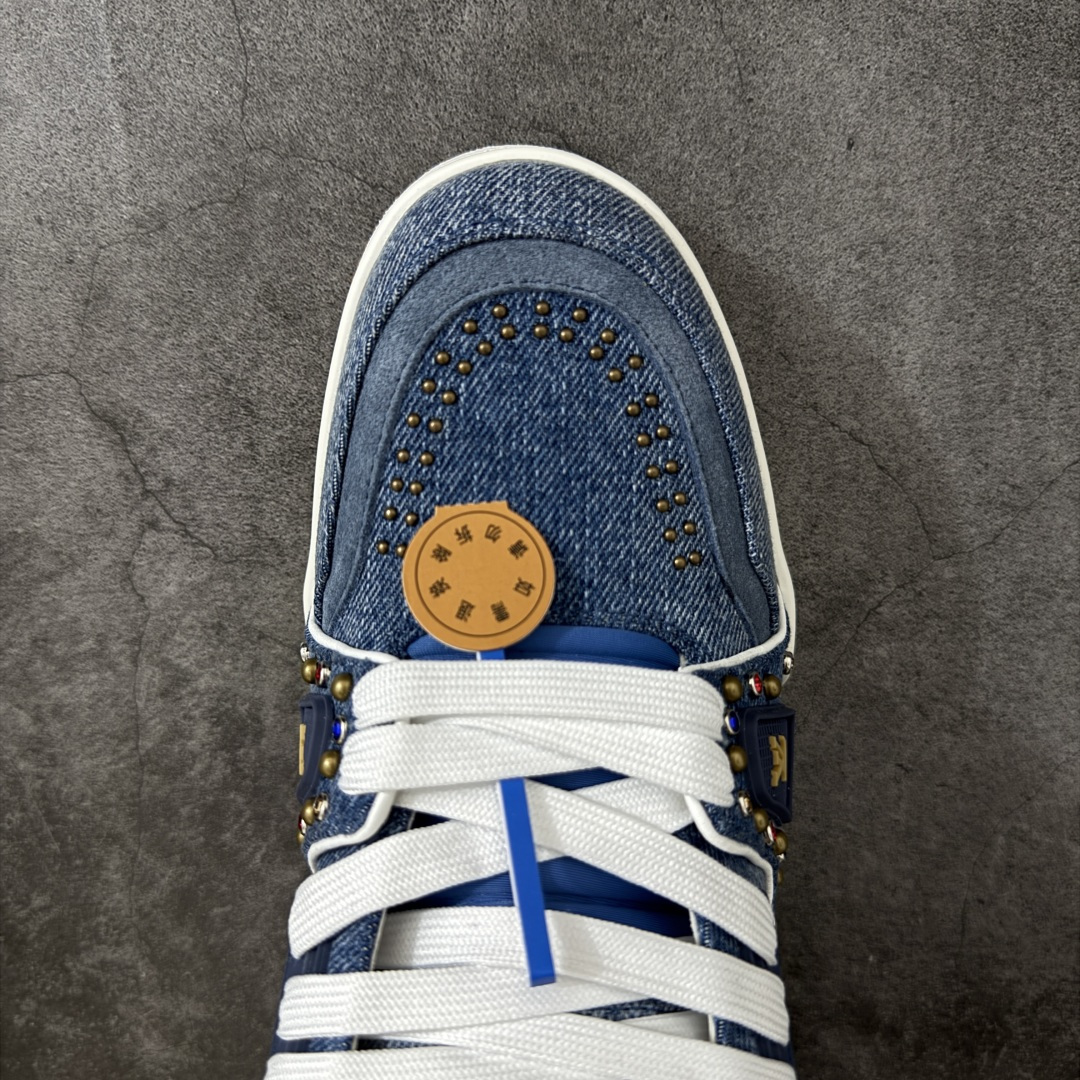 图片[5]-【YS纯原】 顶级莞产 —正确细节 原鞋开发 Louis Vuitton路易威登 LV Trainer 系列 高奢运动鞋 2026牛仔铆钉款 ✦ 芯片配置，✦ 挂饰 NFC 芯片秒进官网 ✦ 同步 ZP 官网空胶工艺，结构逻辑一致 ✦ 正确胶片断点式设计，细节克制到位 ✦ 中底油印字母比例按原版还原 ✦ 1：1 原楦格板 / 楦头 / 刀磨 全新升级 ✦ 独家定制压纹麂皮，用料细腻耐看 ✦ 原版开模 TPU 大底 ✦ 脚感与质感取向偏原版 ✦ 代购指定高端版本 ✦ 全新升级 双盒礼盒 ✦ 全套配件齐全，整体完成度高 尺码：39-45-选品中心