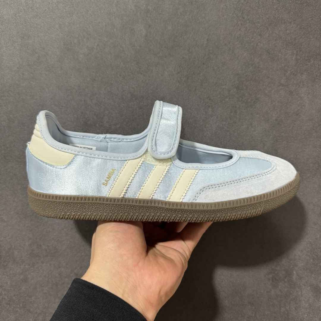 特价【公司级】Adidas Samba Janes阿迪达斯玛丽珍款玫瑰金板鞋懒人一脚蹬运动鞋 Adidas Samba Janes采用皮革材质，Adidas Samba Janes的设计融合了经典与现代元素。它采用了玛丽珍鞋的特色设计，如鞋面上的扣带和环扣装饰，同时保留了Samba鞋的经典三道杠设计和橡胶大底。这款鞋的鞋型修长，中足偏窄，整体贴合感强，适合标准脚型和宽脚型的人群‌ 货号： IH9206 HI6485 尺码：36 36.5 37 38 38.5 39 40 40.5 41 42-选品中心