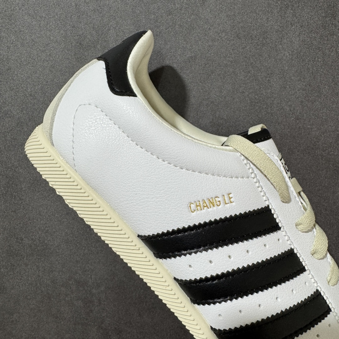 图片[6]-【公司级】adidas阿迪达斯三叶草男女鞋CHANGLE运动休闲鞋，经典鞋款，皮革鞋面，橡胶外底，提供可靠抓力。日版鞋款致敬经典，融入现代风格。以复古低帮造型亮相，经典设计得以保留，并融入了双缝线丁 型鞋头焕新。采用舒适的摔纹打孔皮革精心打造，触感良好又实穿。鞋带设计，提供贴合且可调节的穿着体验，适合日常穿着。橡胶外底提供可靠抓力，令此款，运动鞋成为城市探索的百搭之选。adidas 品牌标识也为复古外观增添了正宗实感。 货号：KJ3959 尺码： 36-45-选品中心
