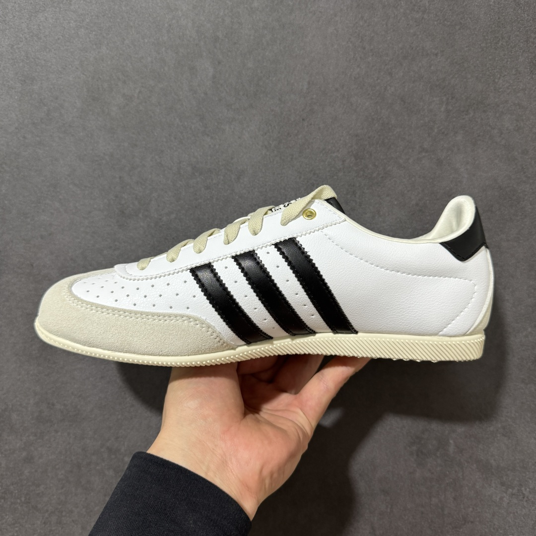 图片[2]-【公司级】adidas阿迪达斯三叶草男女鞋CHANGLE运动休闲鞋，经典鞋款，皮革鞋面，橡胶外底，提供可靠抓力。日版鞋款致敬经典，融入现代风格。以复古低帮造型亮相，经典设计得以保留，并融入了双缝线丁 型鞋头焕新。采用舒适的摔纹打孔皮革精心打造，触感良好又实穿。鞋带设计，提供贴合且可调节的穿着体验，适合日常穿着。橡胶外底提供可靠抓力，令此款，运动鞋成为城市探索的百搭之选。adidas 品牌标识也为复古外观增添了正宗实感。 货号：KJ3959 尺码： 36-45-选品中心