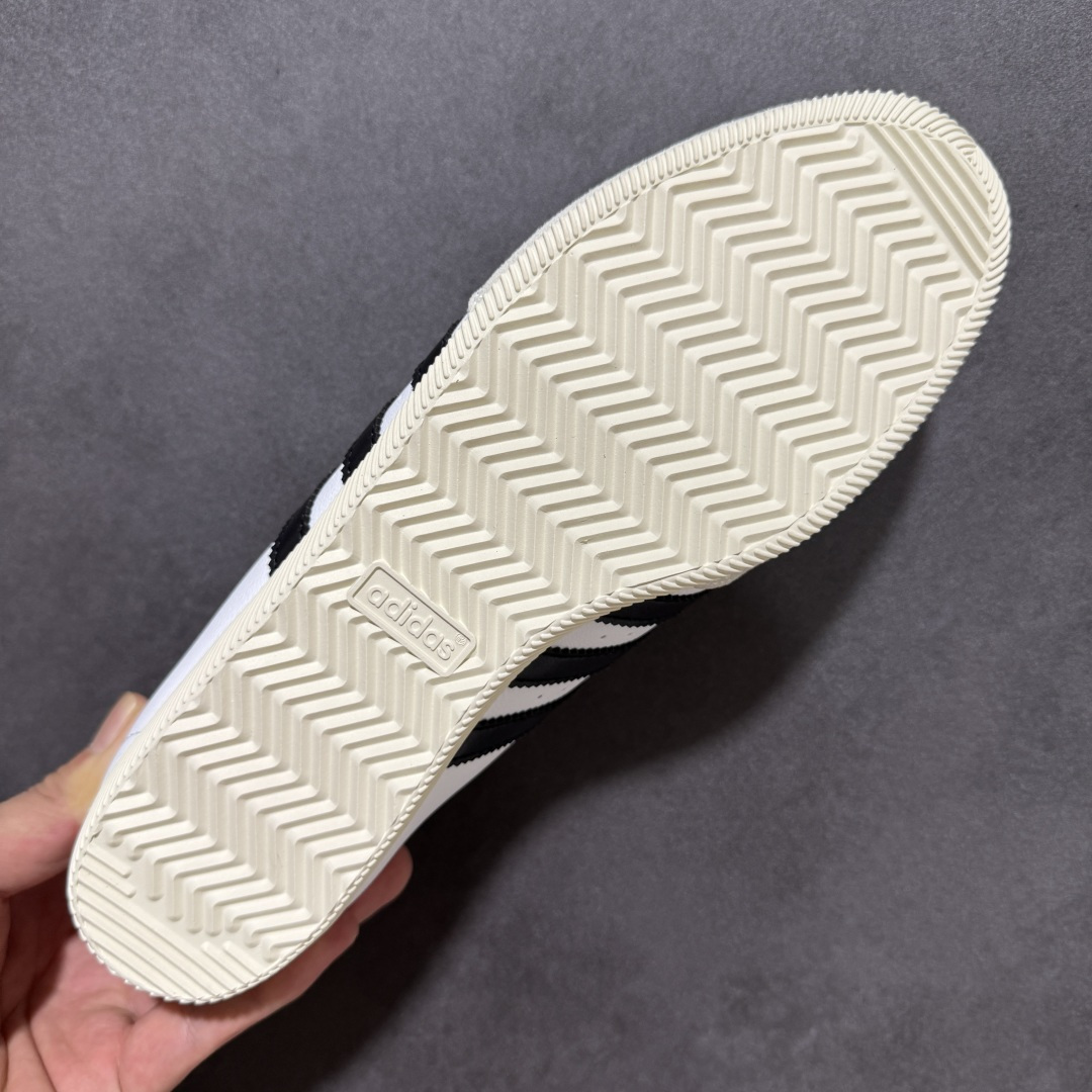 图片[9]-【公司级】adidas阿迪达斯三叶草男女鞋CHANGLE运动休闲鞋，经典鞋款，皮革鞋面，橡胶外底，提供可靠抓力。日版鞋款致敬经典，融入现代风格。以复古低帮造型亮相，经典设计得以保留，并融入了双缝线丁 型鞋头焕新。采用舒适的摔纹打孔皮革精心打造，触感良好又实穿。鞋带设计，提供贴合且可调节的穿着体验，适合日常穿着。橡胶外底提供可靠抓力，令此款，运动鞋成为城市探索的百搭之选。adidas 品牌标识也为复古外观增添了正宗实感。 货号：KJ3959 尺码： 36-45-选品中心
