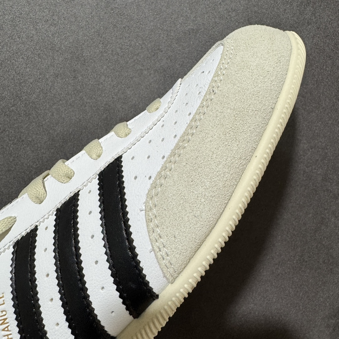 图片[5]-【公司级】adidas阿迪达斯三叶草男女鞋CHANGLE运动休闲鞋，经典鞋款，皮革鞋面，橡胶外底，提供可靠抓力。日版鞋款致敬经典，融入现代风格。以复古低帮造型亮相，经典设计得以保留，并融入了双缝线丁 型鞋头焕新。采用舒适的摔纹打孔皮革精心打造，触感良好又实穿。鞋带设计，提供贴合且可调节的穿着体验，适合日常穿着。橡胶外底提供可靠抓力，令此款，运动鞋成为城市探索的百搭之选。adidas 品牌标识也为复古外观增添了正宗实感。 货号：KJ3959 尺码： 36-45-选品中心