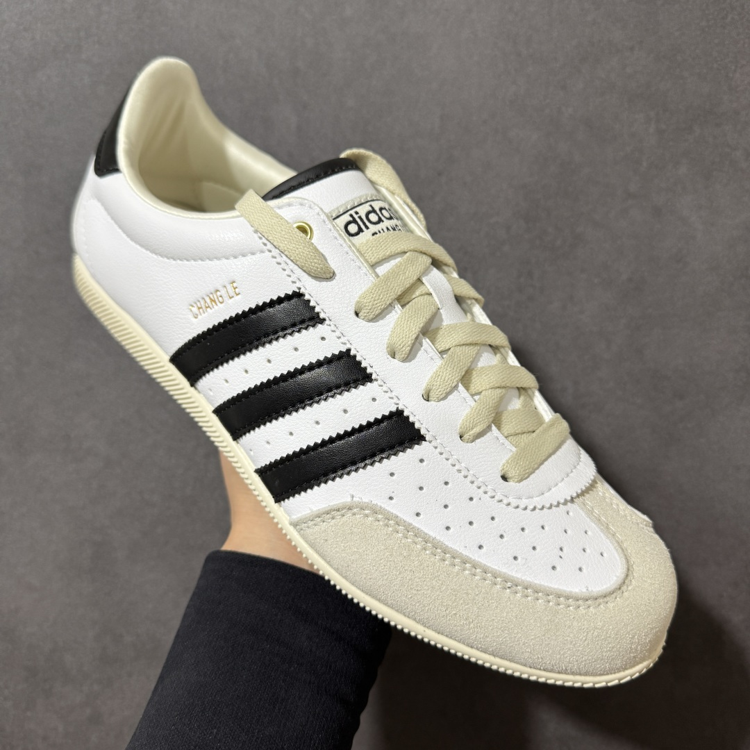 图片[3]-【公司级】adidas阿迪达斯三叶草男女鞋CHANGLE运动休闲鞋，经典鞋款，皮革鞋面，橡胶外底，提供可靠抓力。日版鞋款致敬经典，融入现代风格。以复古低帮造型亮相，经典设计得以保留，并融入了双缝线丁 型鞋头焕新。采用舒适的摔纹打孔皮革精心打造，触感良好又实穿。鞋带设计，提供贴合且可调节的穿着体验，适合日常穿着。橡胶外底提供可靠抓力，令此款，运动鞋成为城市探索的百搭之选。adidas 品牌标识也为复古外观增添了正宗实感。 货号：KJ3959 尺码： 36-45-选品中心