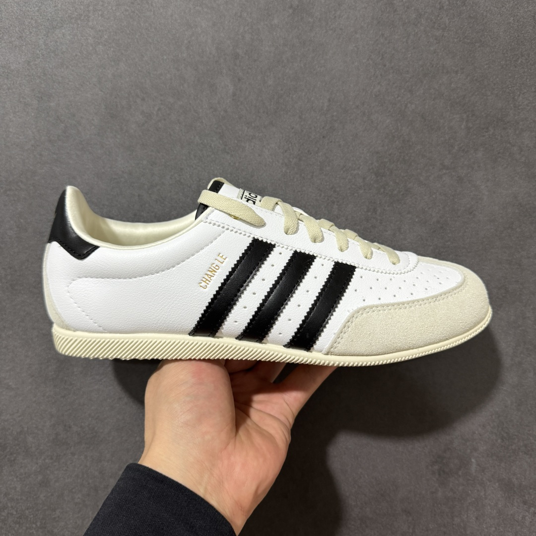 【公司级】adidas阿迪达斯三叶草男女鞋CHANGLE运动休闲鞋，经典鞋款，皮革鞋面，橡胶外底，提供可靠抓力。日版鞋款致敬经典，融入现代风格。以复古低帮造型亮相，经典设计得以保留，并融入了双缝线丁 型鞋头焕新。采用舒适的摔纹打孔皮革精心打造，触感良好又实穿。鞋带设计，提供贴合且可调节的穿着体验，适合日常穿着。橡胶外底提供可靠抓力，令此款，运动鞋成为城市探索的百搭之选。adidas 品牌标识也为复古外观增添了正宗实感。 货号：KJ3959 尺码： 36-45-选品中心